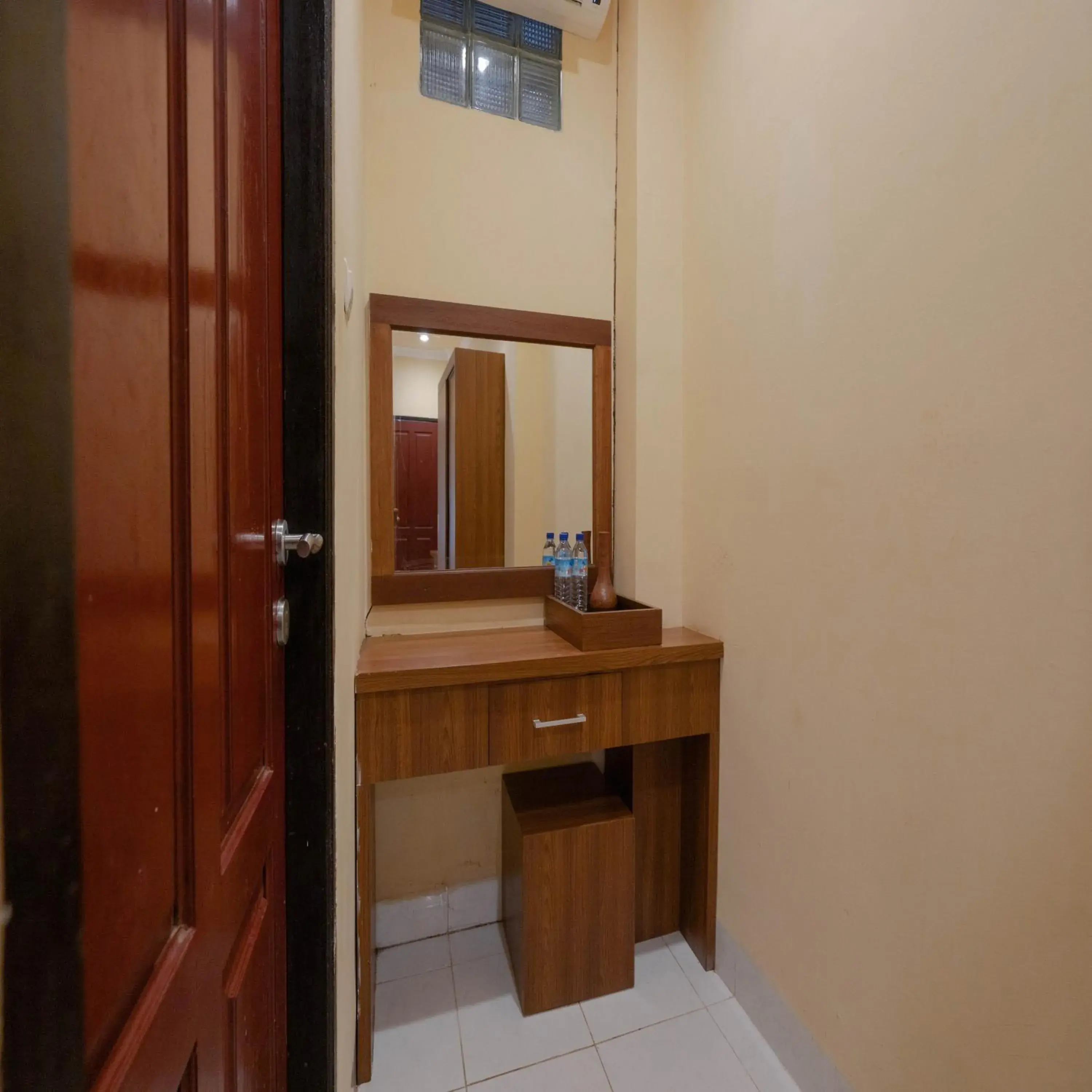 wardrobe in Urbanview My Home One Gili Trawangan wardrobe in Urbanview My Home One Gili Trawangan