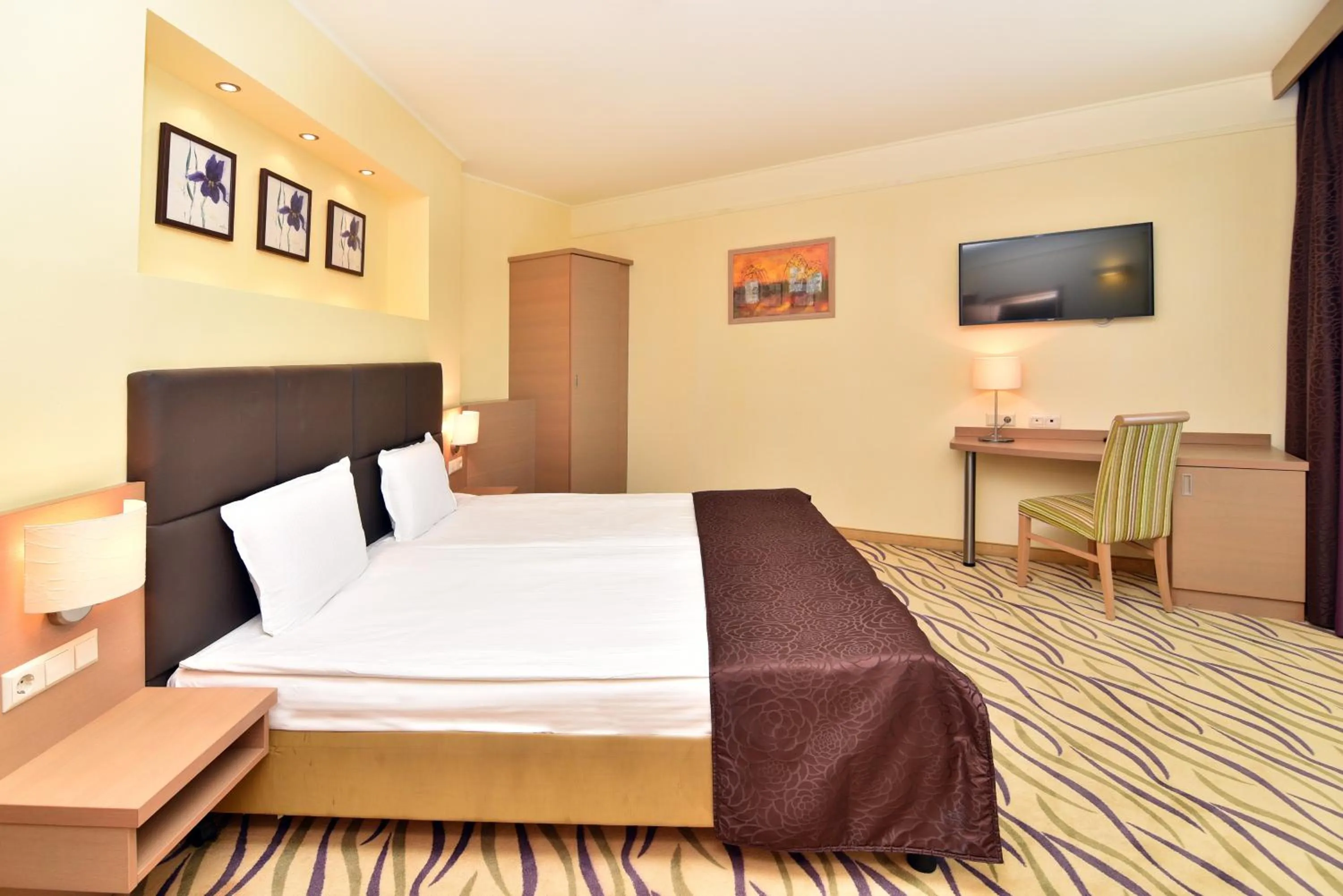 Bedroom, Bed in Flamingo Grand Hotel & Spa