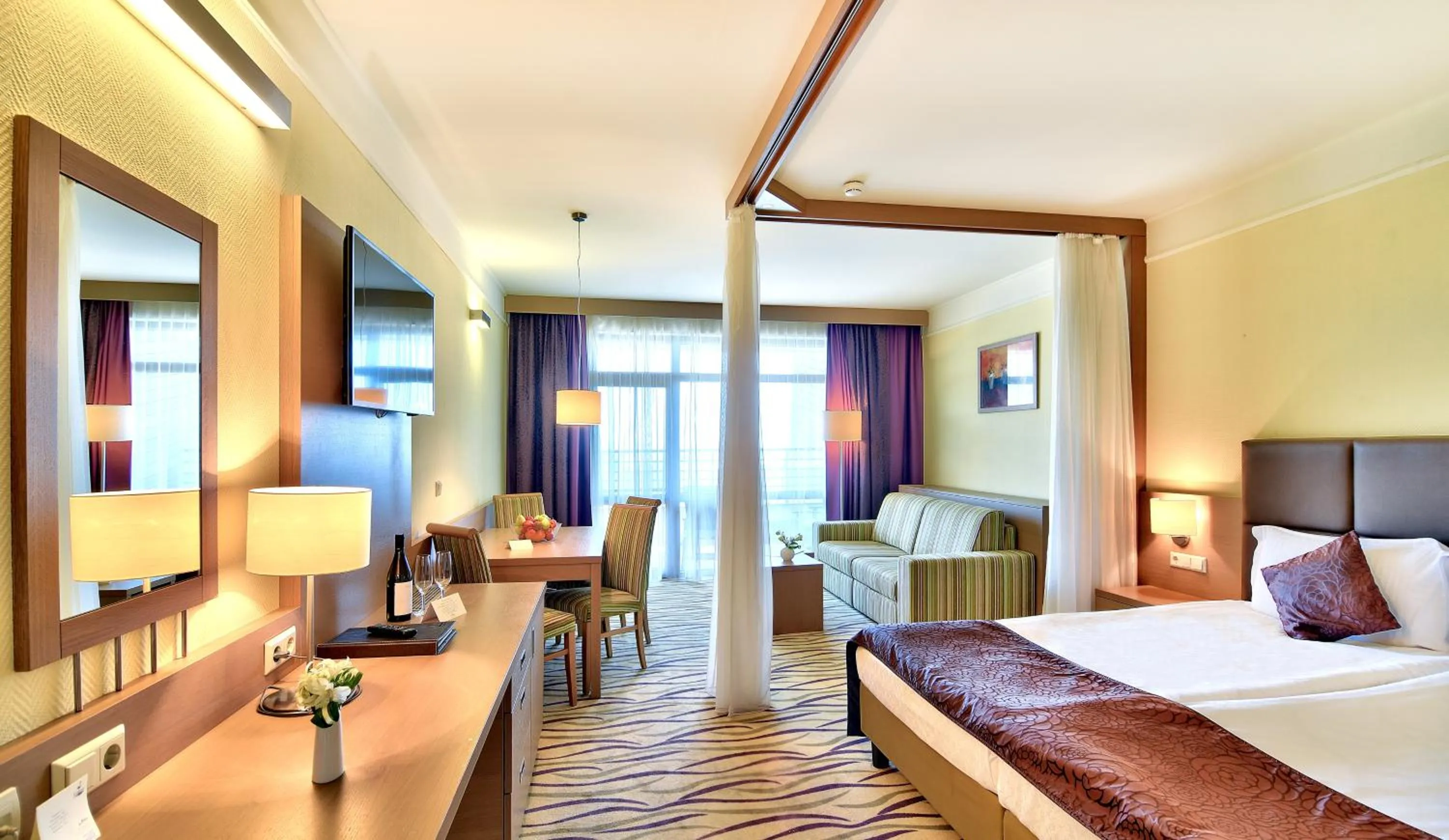 Bedroom, Bed in Flamingo Grand Hotel & Spa