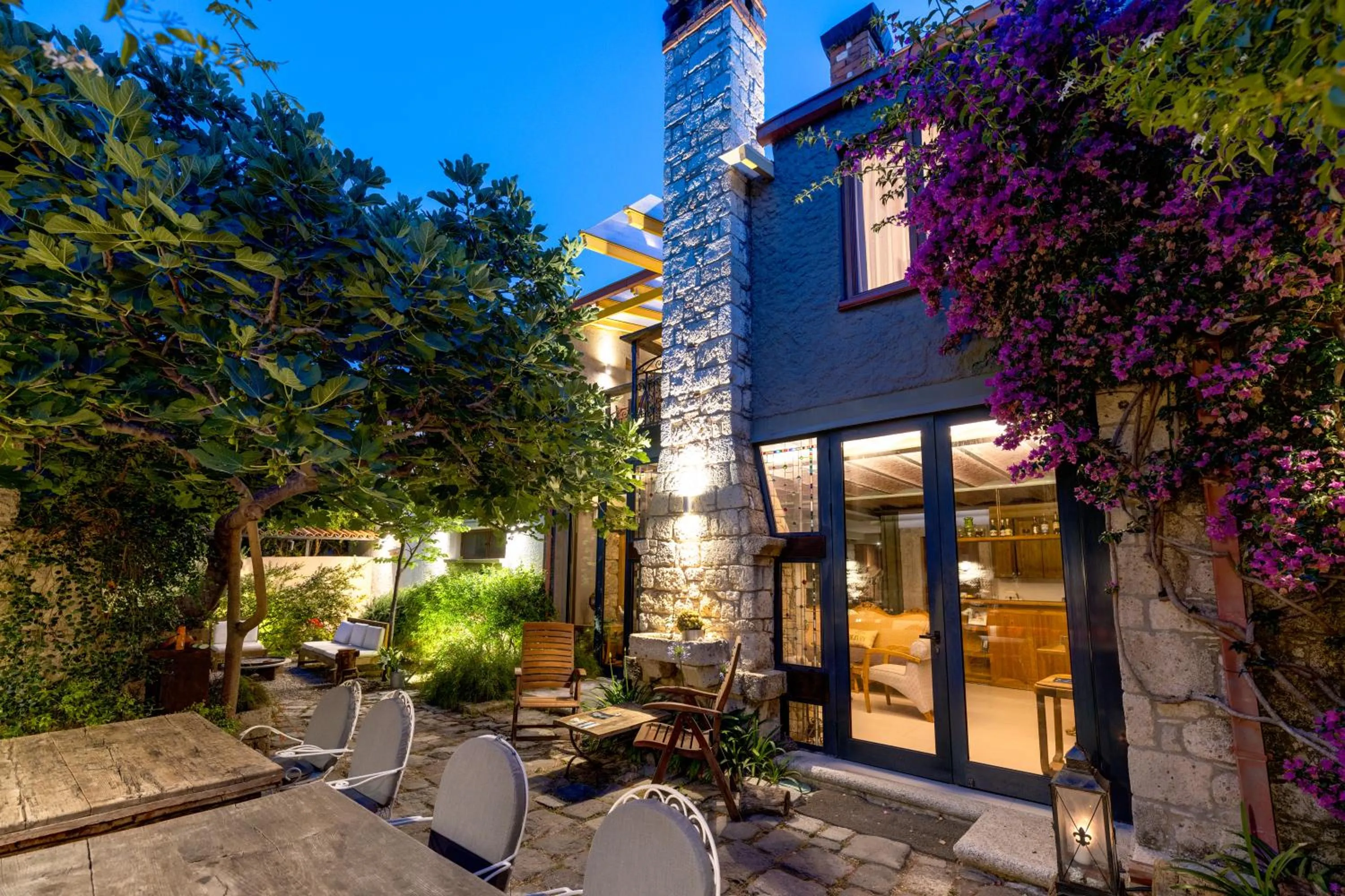 Property building in Sakin Ev