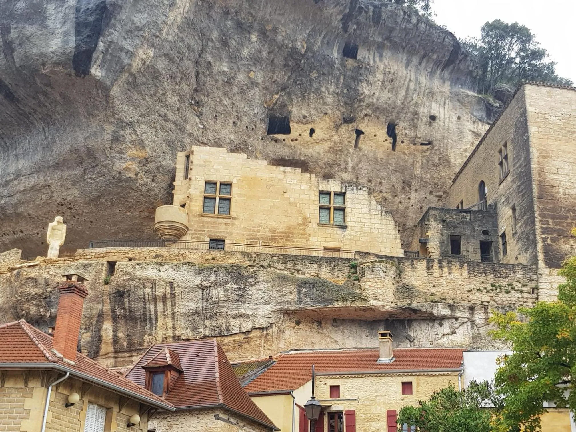 Landmark view in Hôtel Confort Le Moulin Rouge
