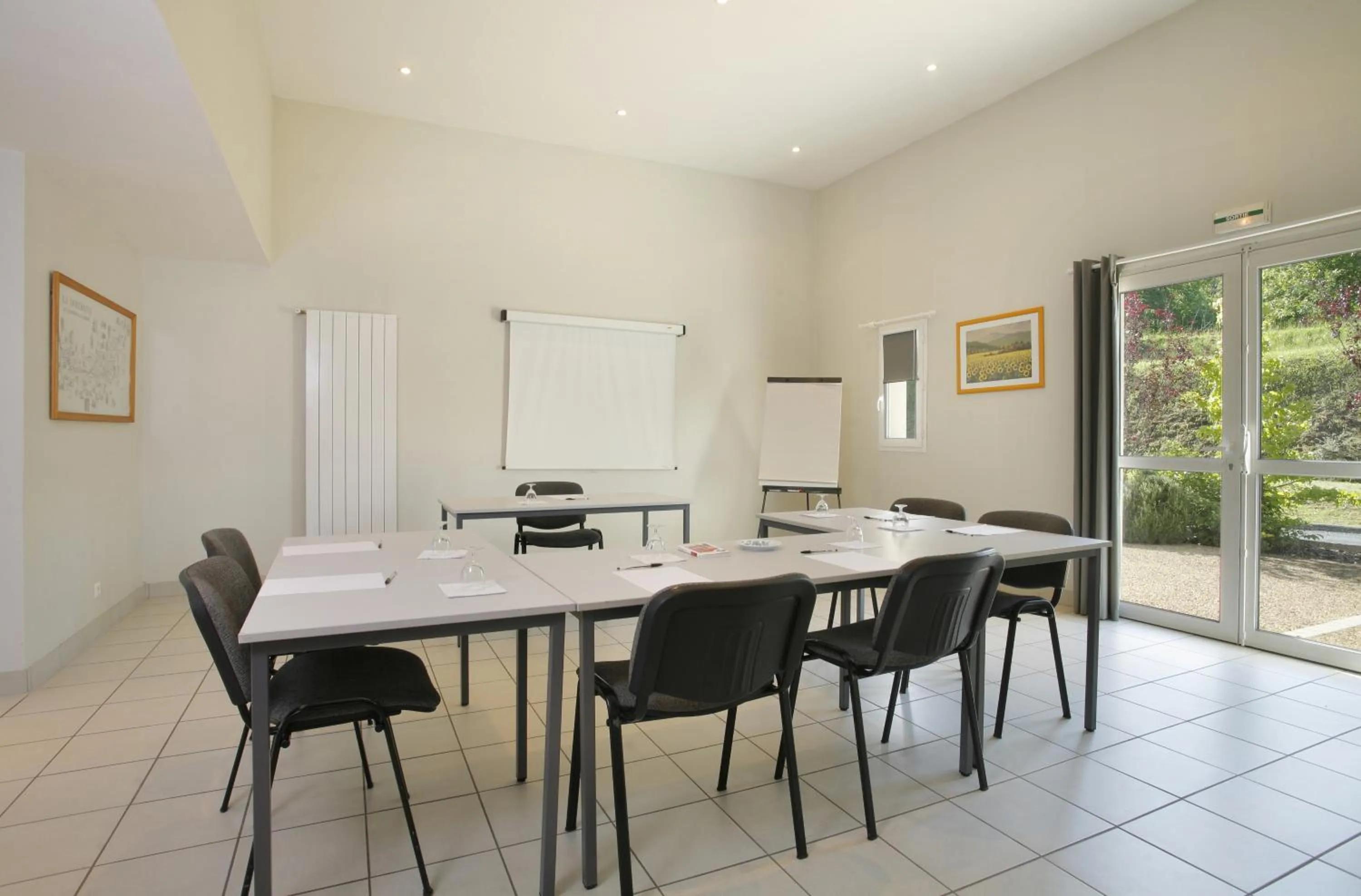 Business facilities in Hôtel Confort Le Moulin Rouge