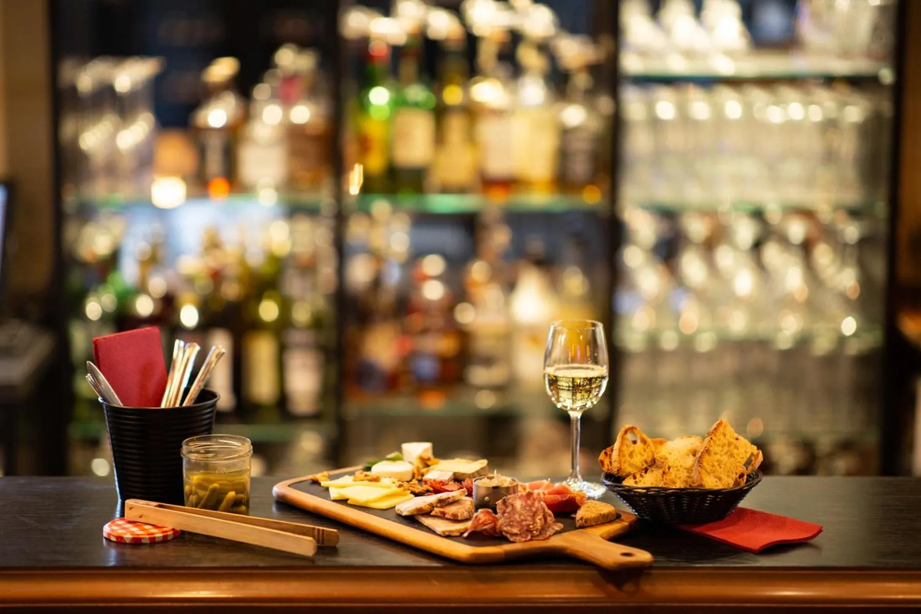 Lounge or bar in Hôtel Confort Le Moulin Rouge