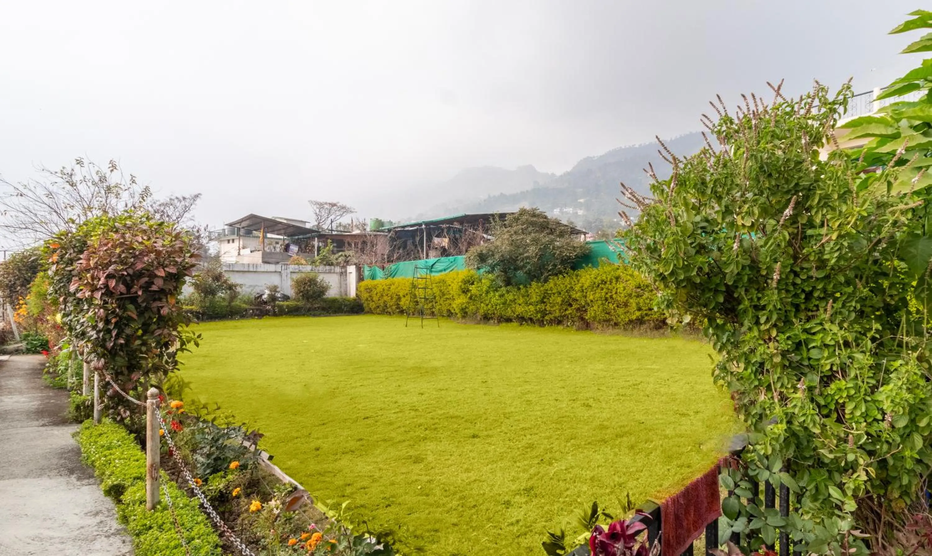 Garden view in Treebo Spring Birds - Kainchi Dham