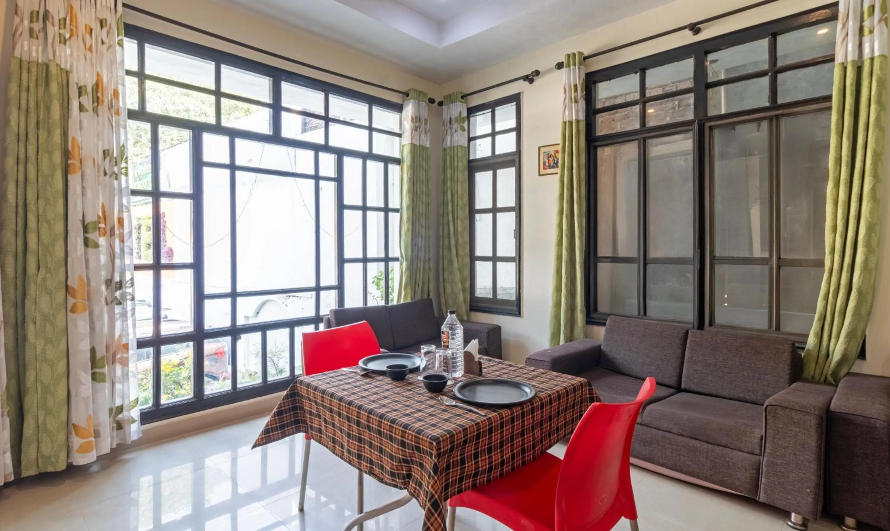 Restaurant/places to eat in Treebo Spring Birds - Kainchi Dham