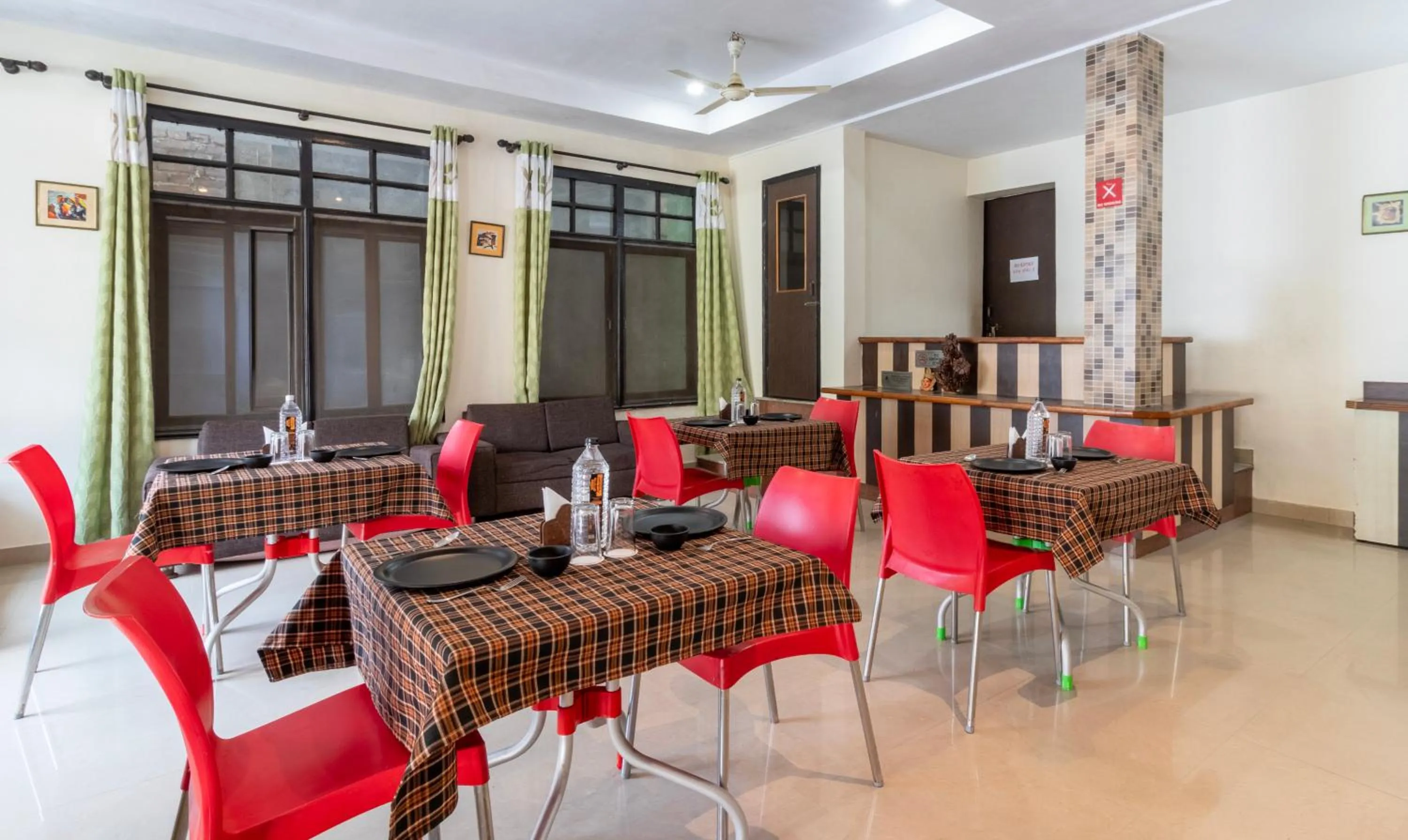 Restaurant/places to eat in Treebo Spring Birds - Kainchi Dham