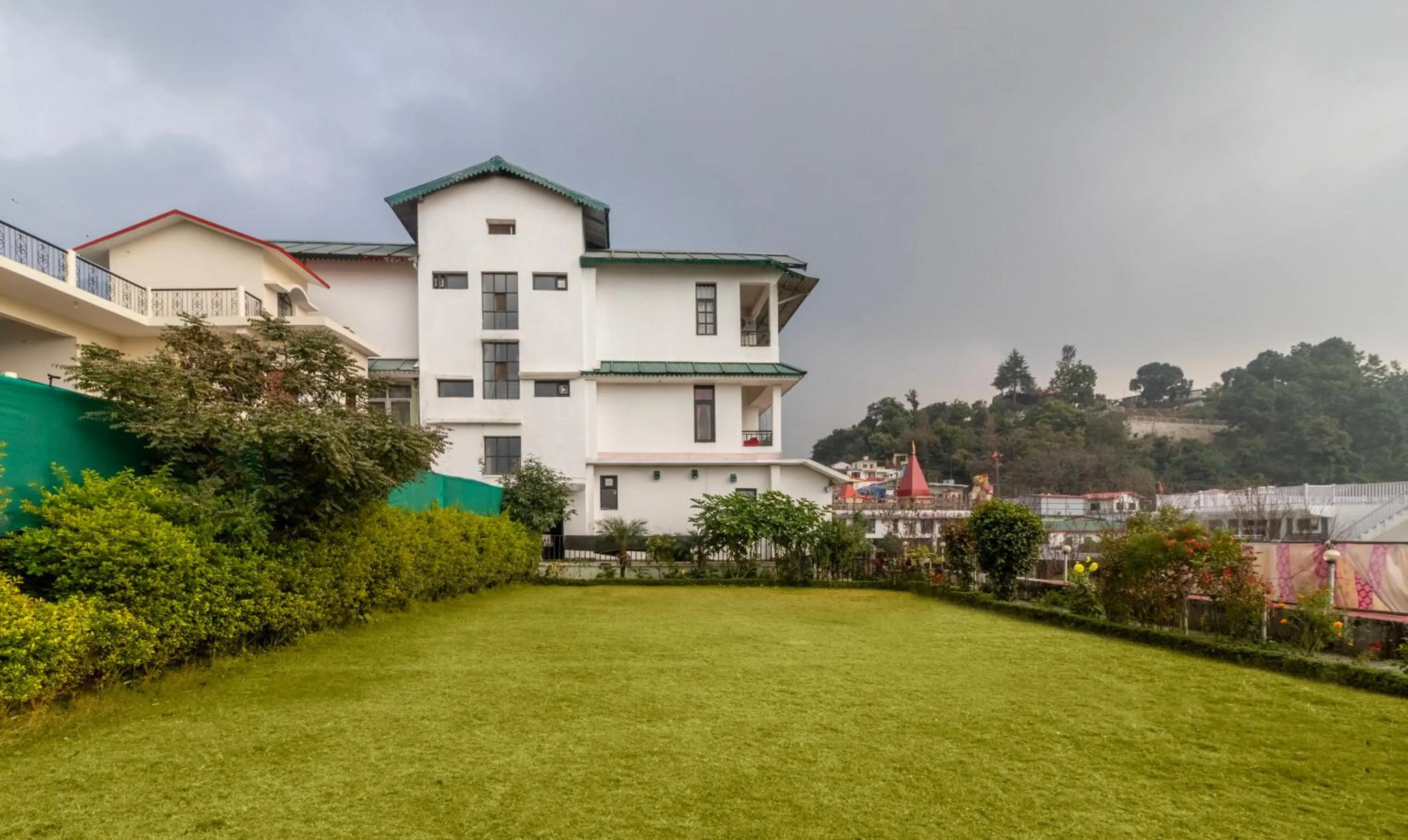 Garden view in Treebo Spring Birds - Kainchi Dham