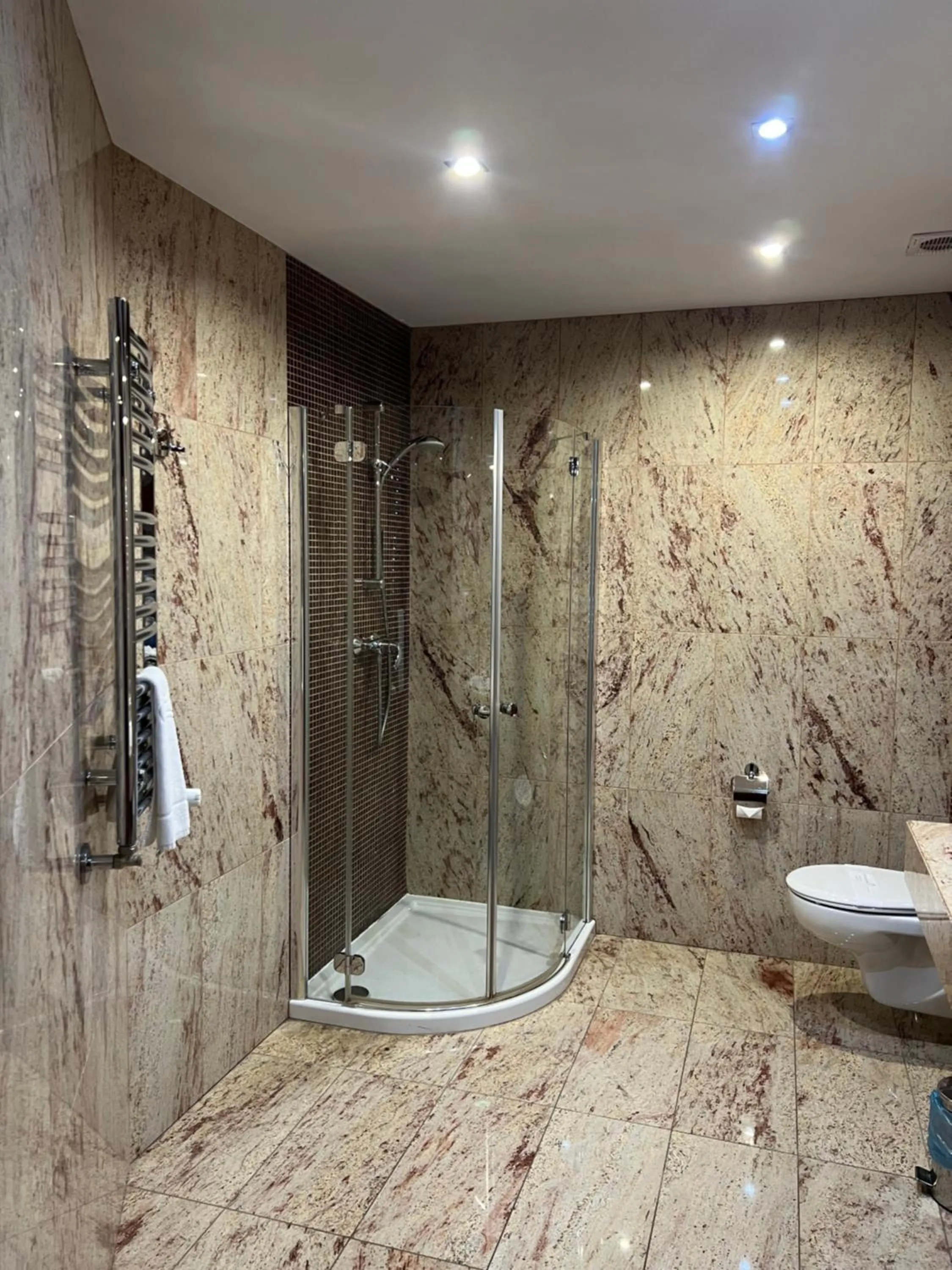 Shower in Hotel Amadeus