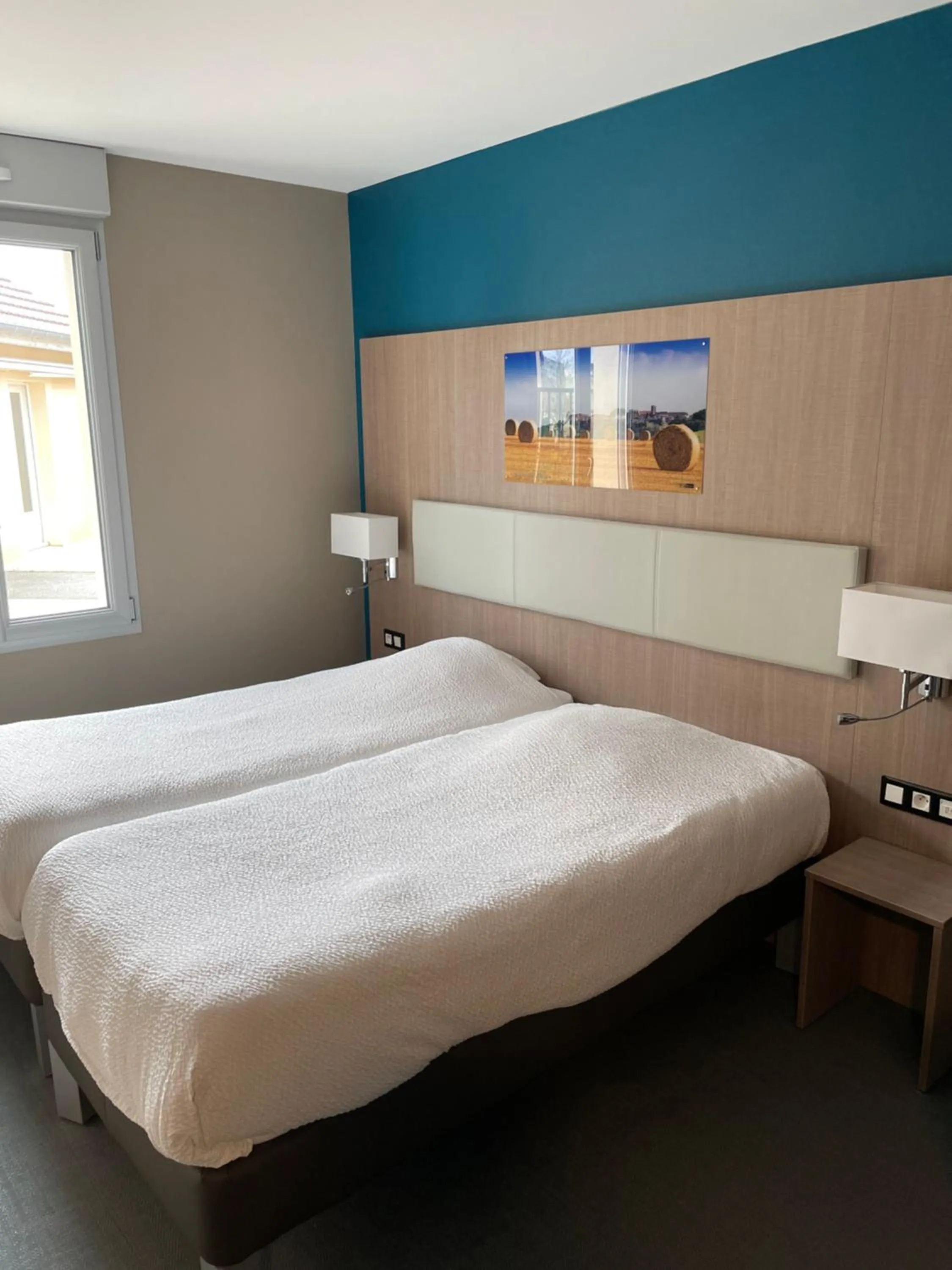 Bed in Logis Jum'Hotel