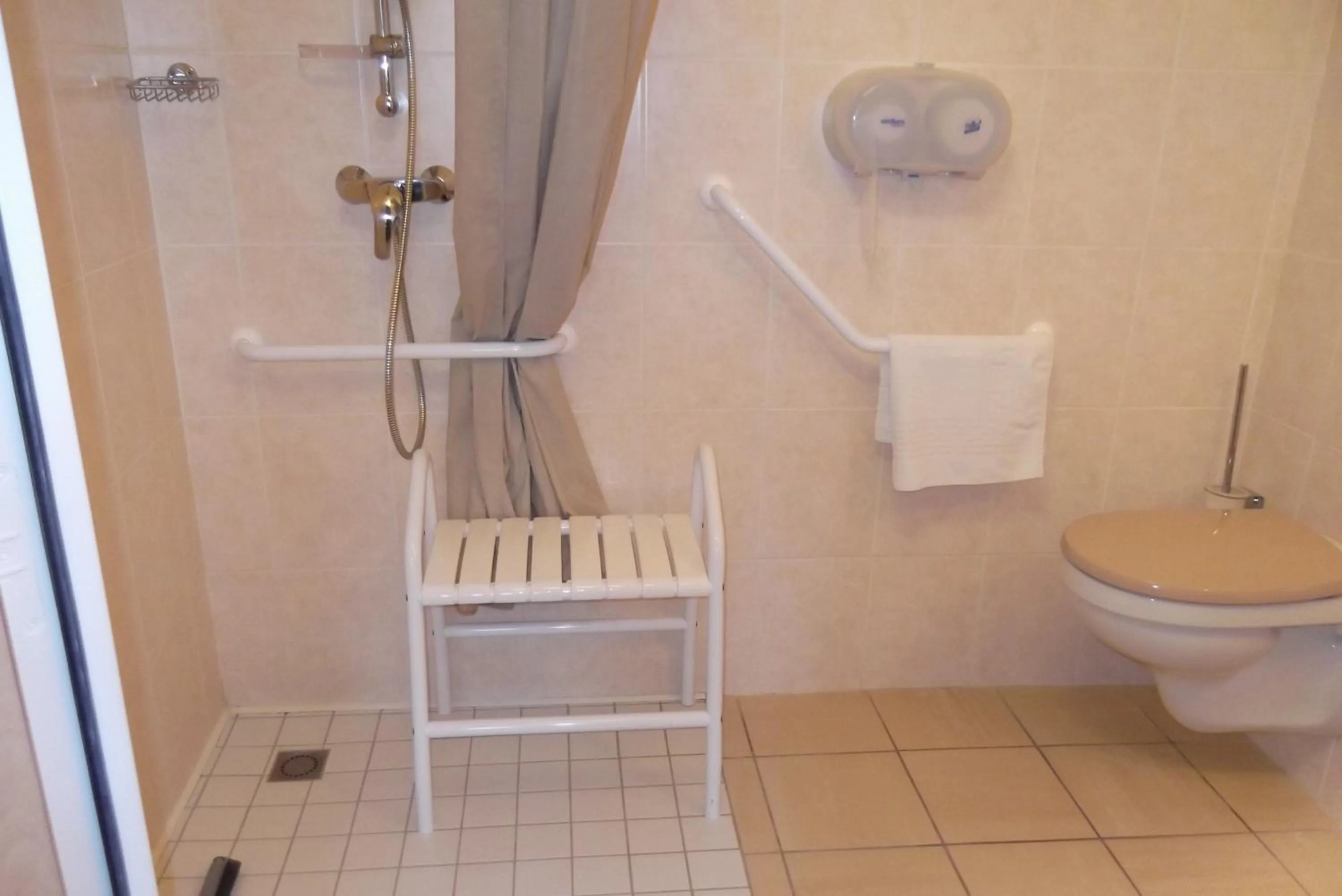 Bathroom in Logis Jum'Hotel