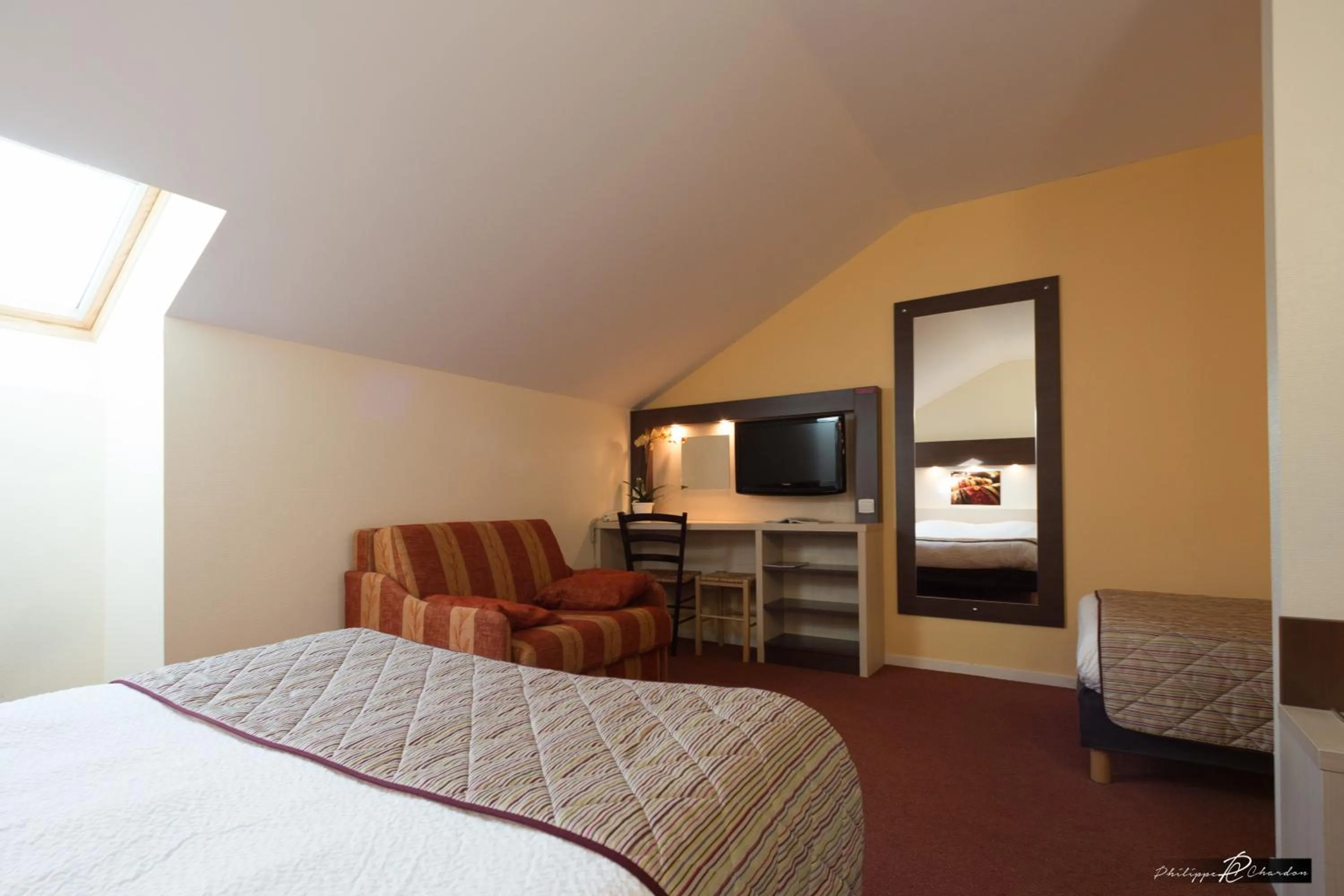 Photo of the whole room, Bed in Logis Jum'Hotel