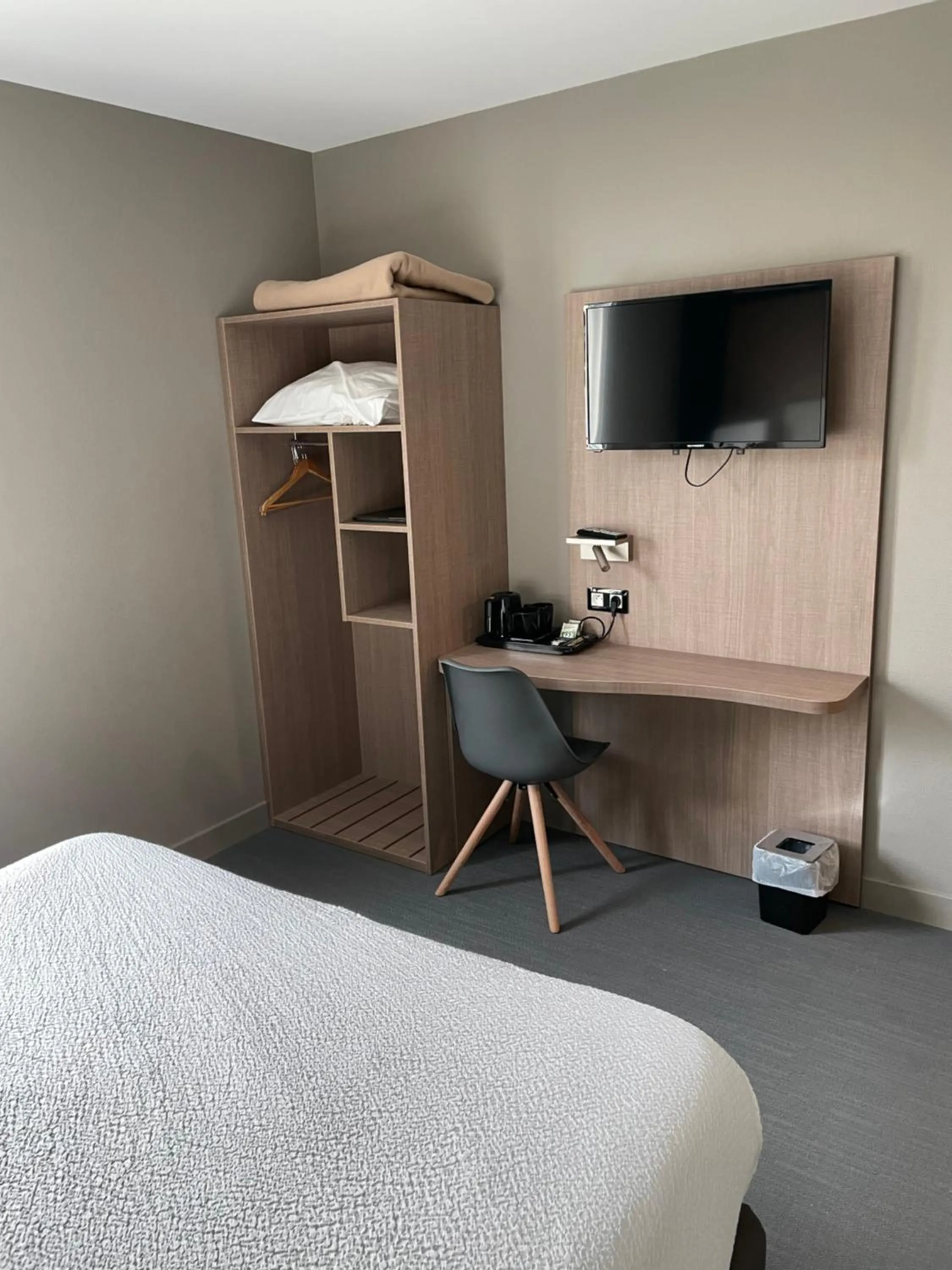 Bed in Logis Jum'Hotel