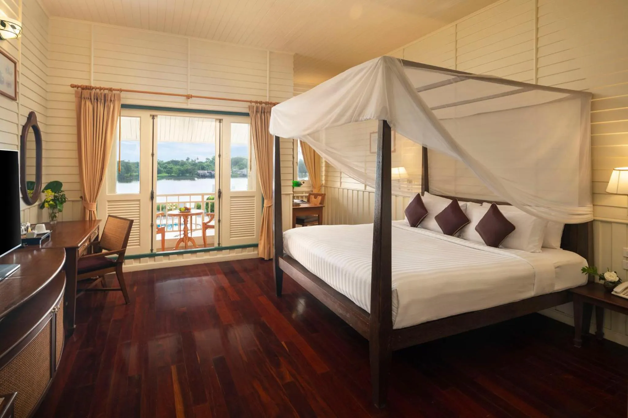 Bed in Kalanan Riverside Resort
