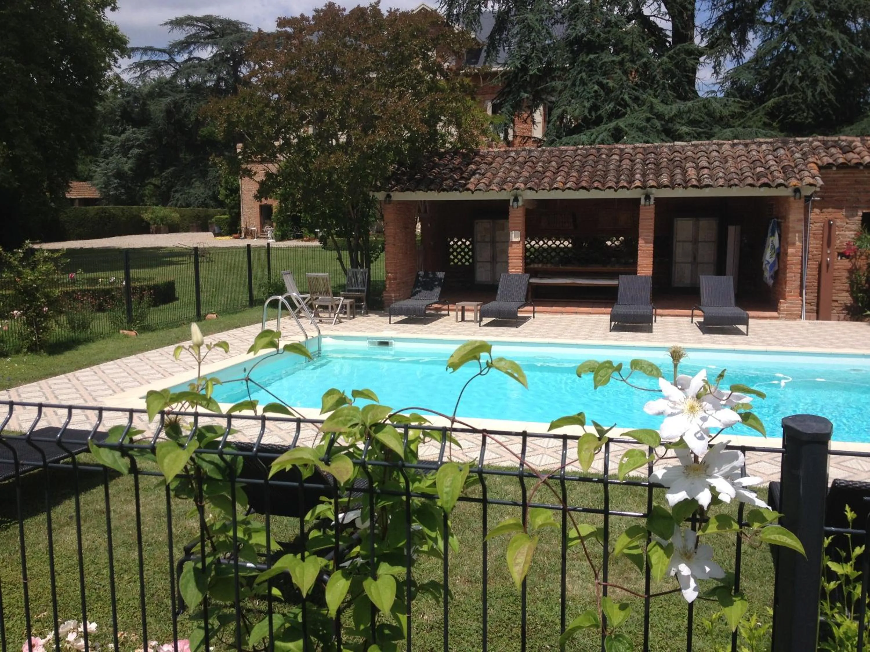 Swimming pool in Domaine du Buc, Le Château