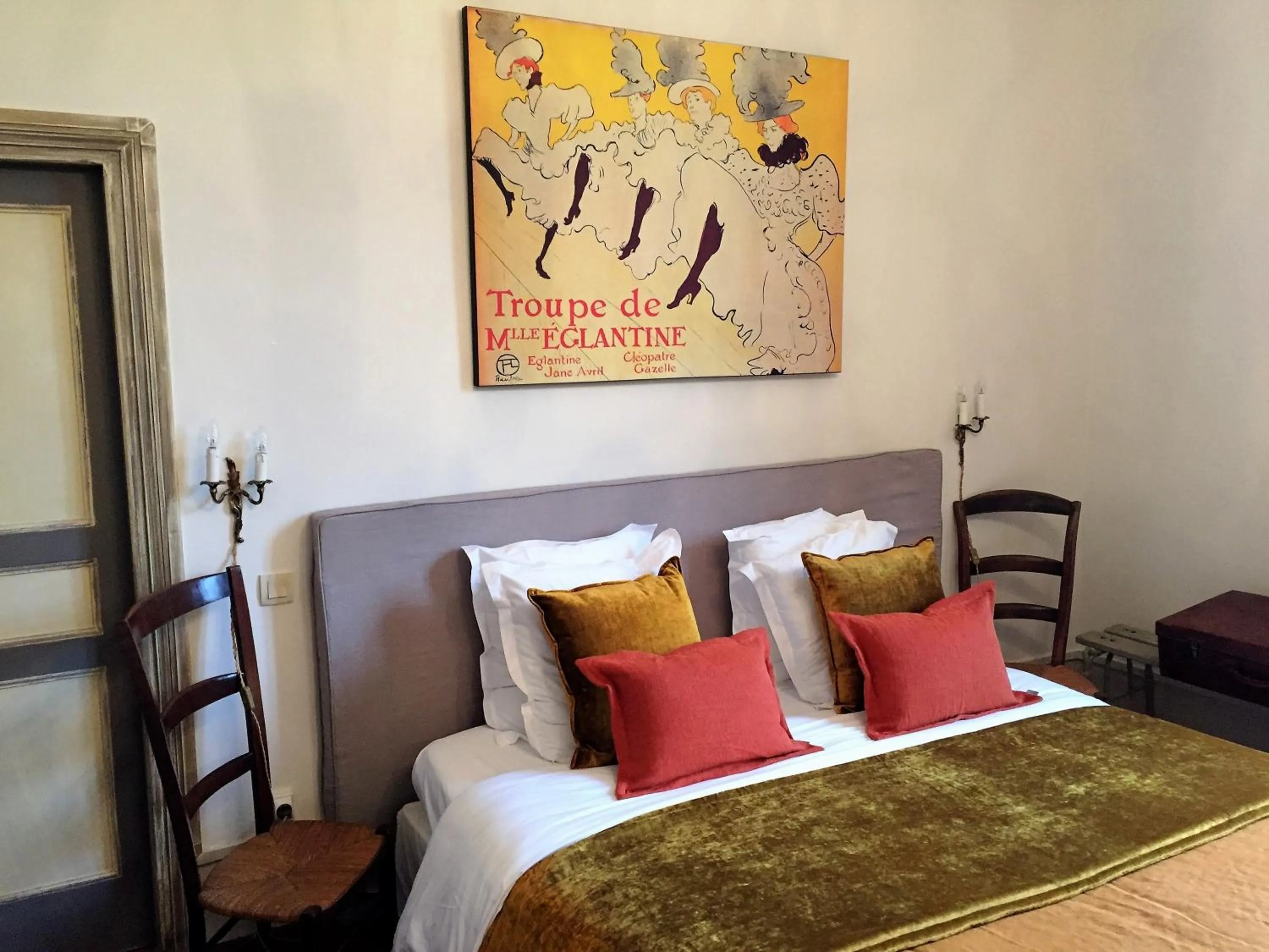 Photo of the whole room, Bed in Domaine du Buc, Le Château