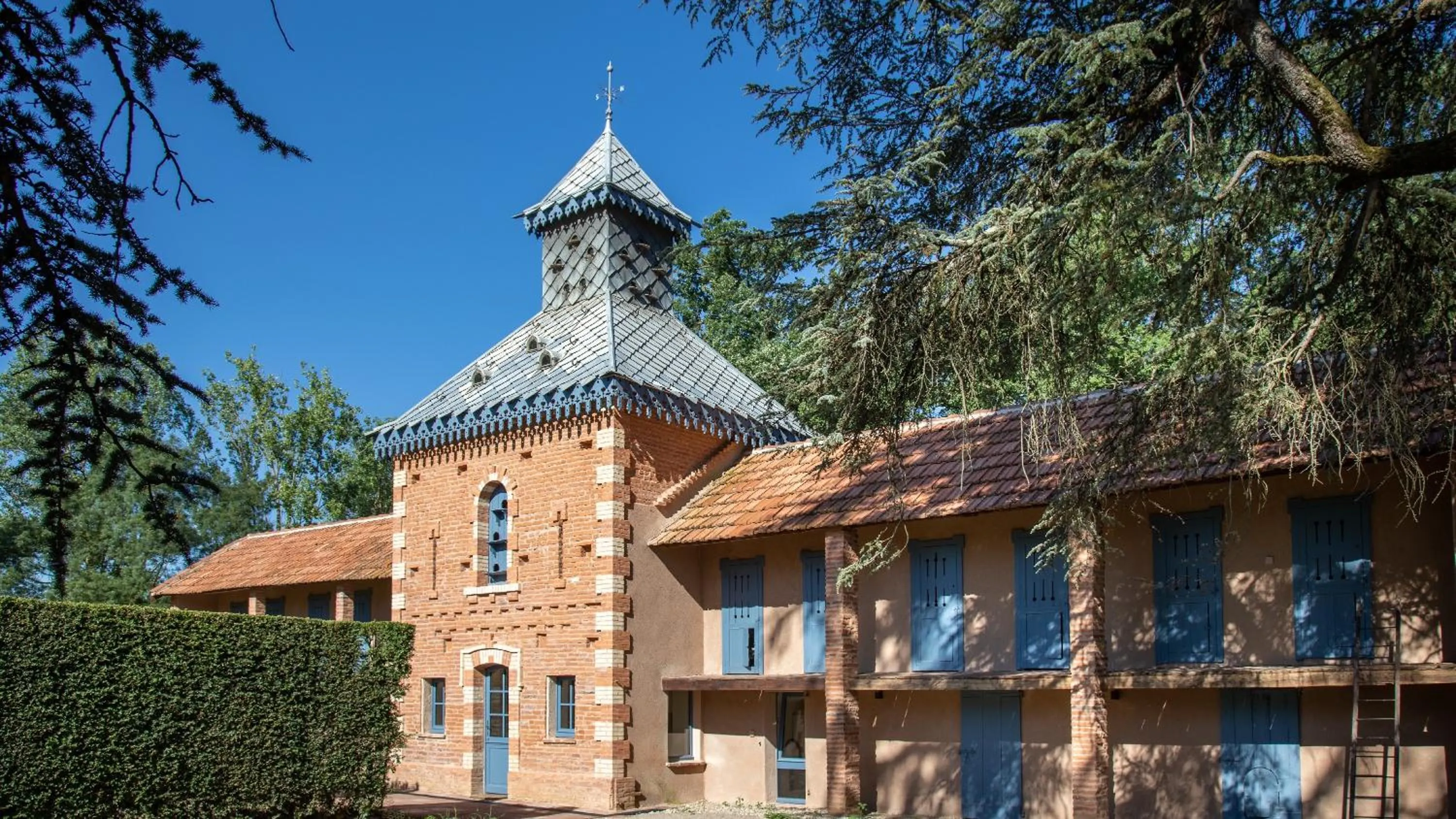Property building in Domaine du Buc, Le Château