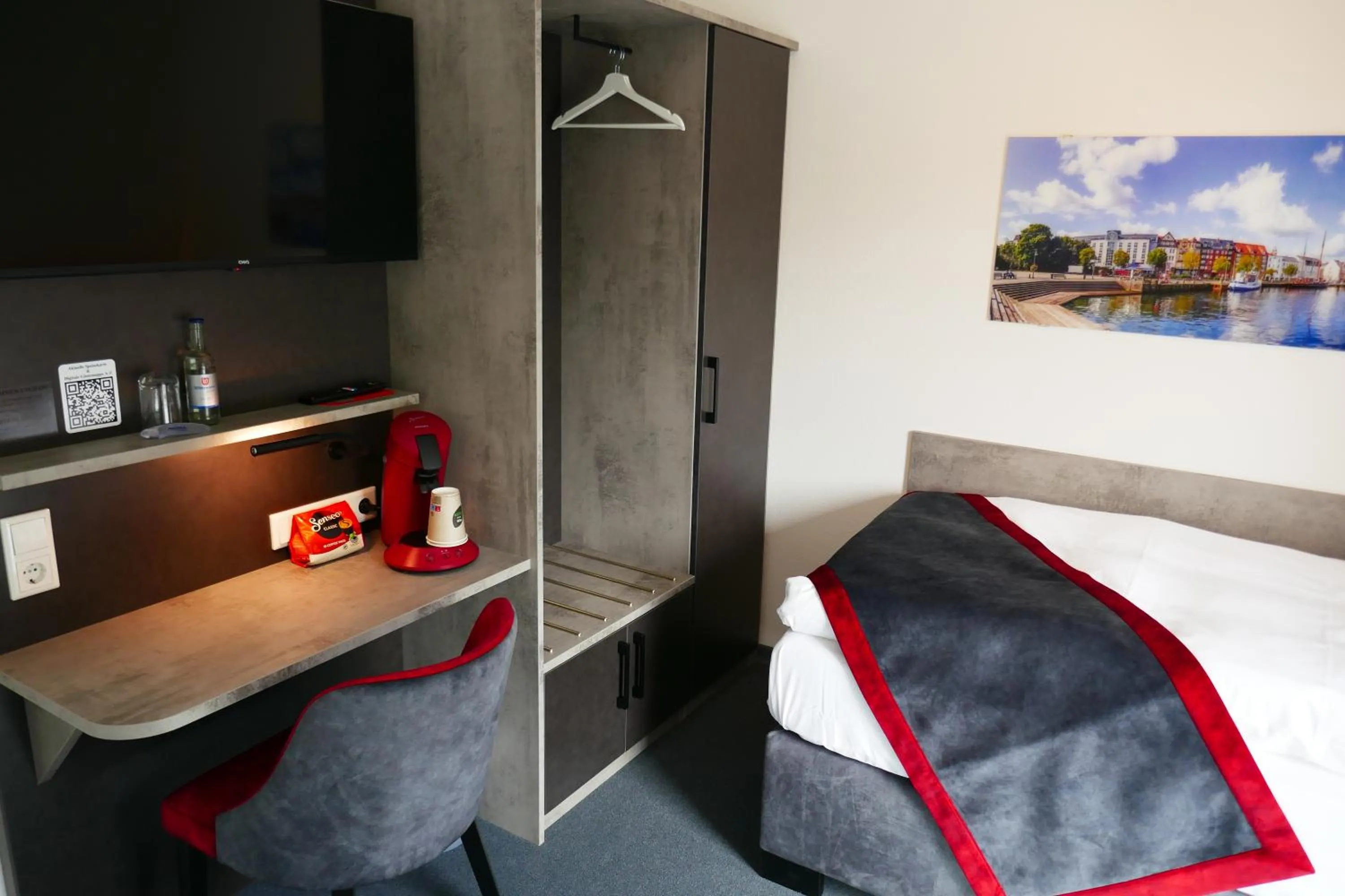 Photo of the whole room, Bed in Hotel Gasthof Handewitt