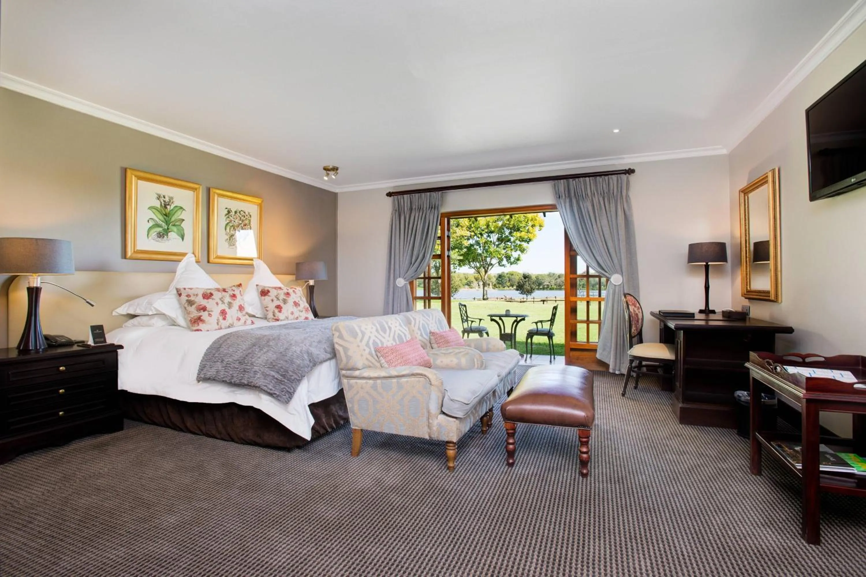 Photo of the whole room, Bed in Irene Country Hotel, Autograph Collection