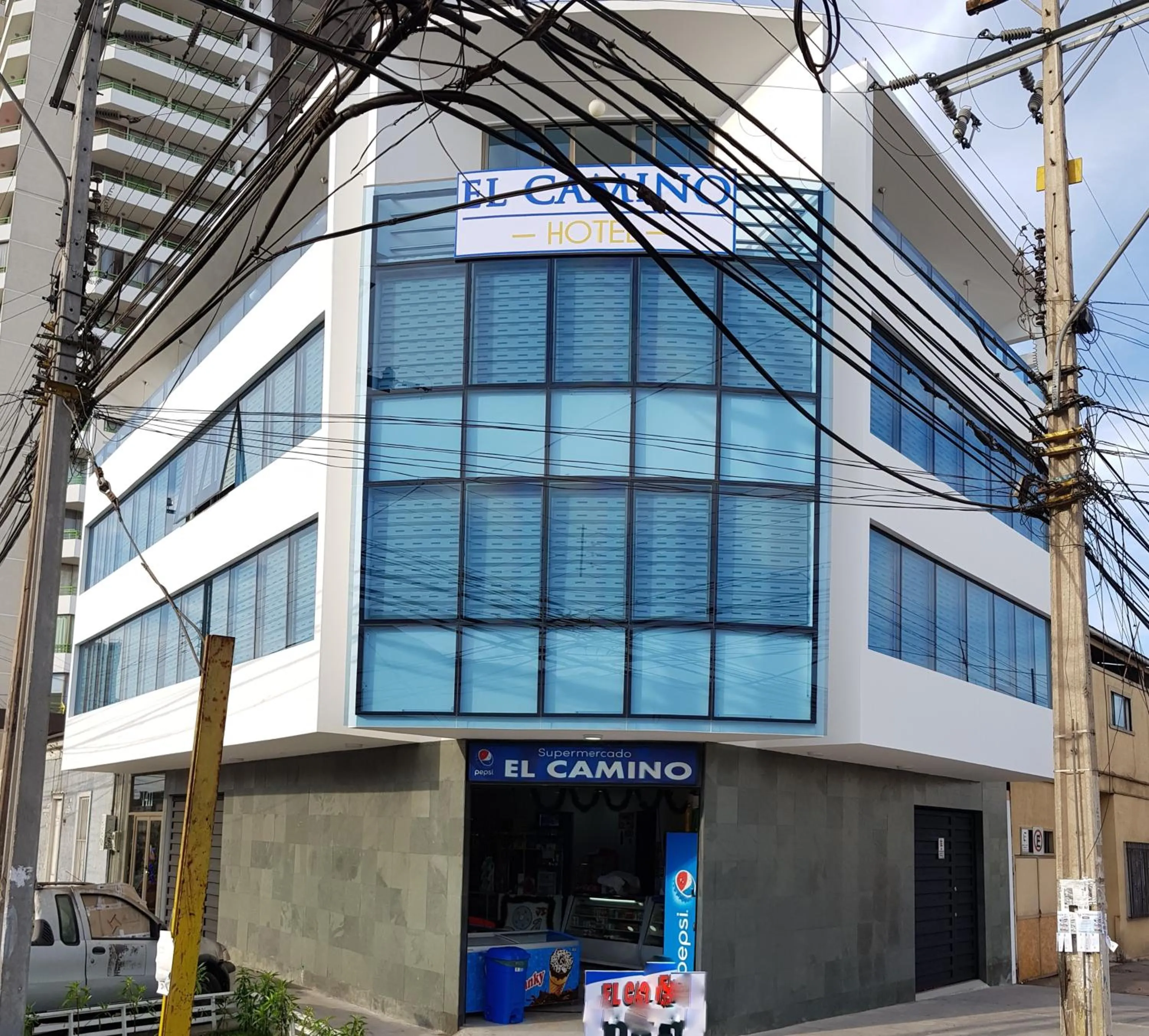 Facade/entrance in El Camino Hotel
