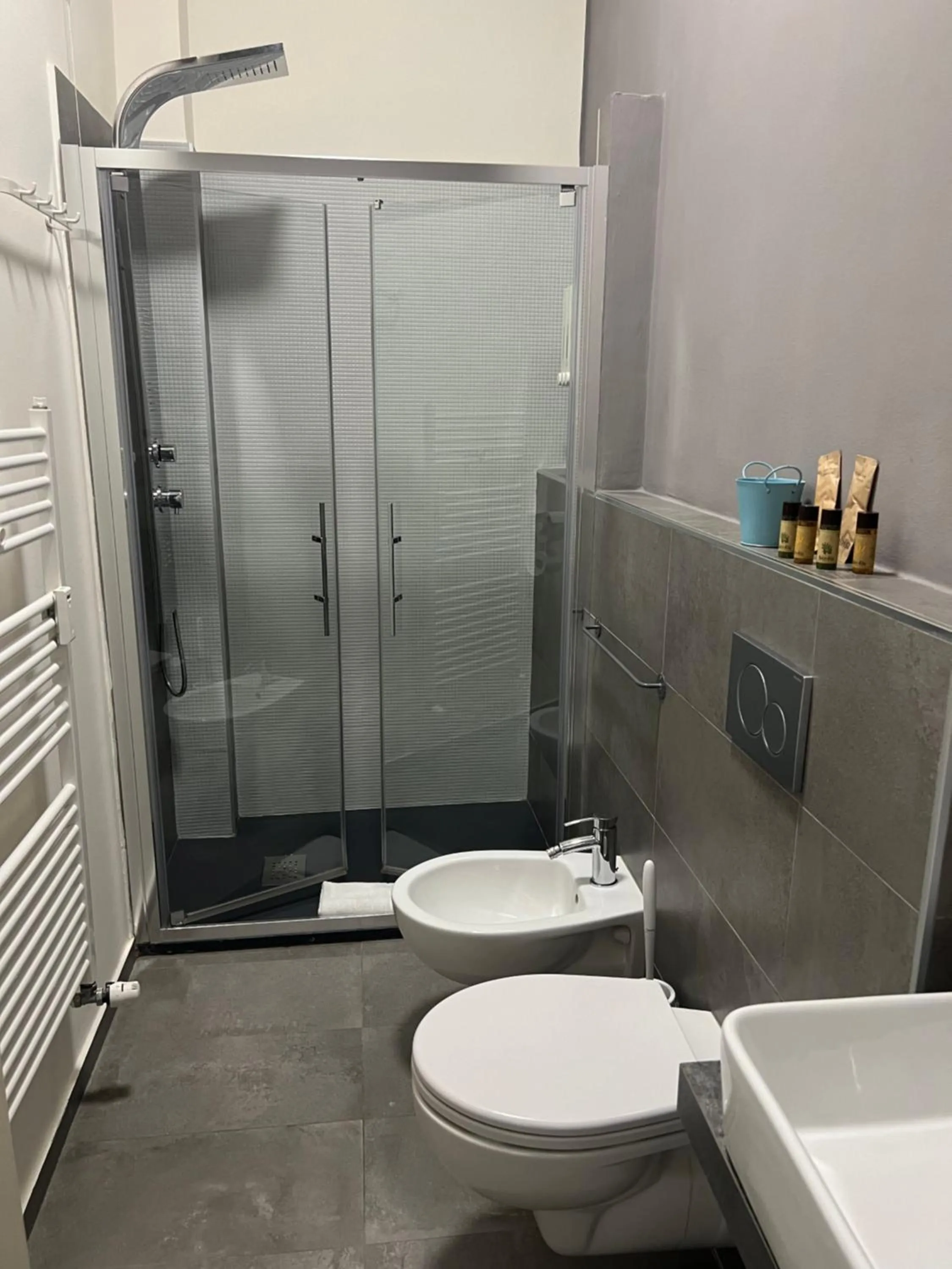 Shower in Artemente Florence B&B