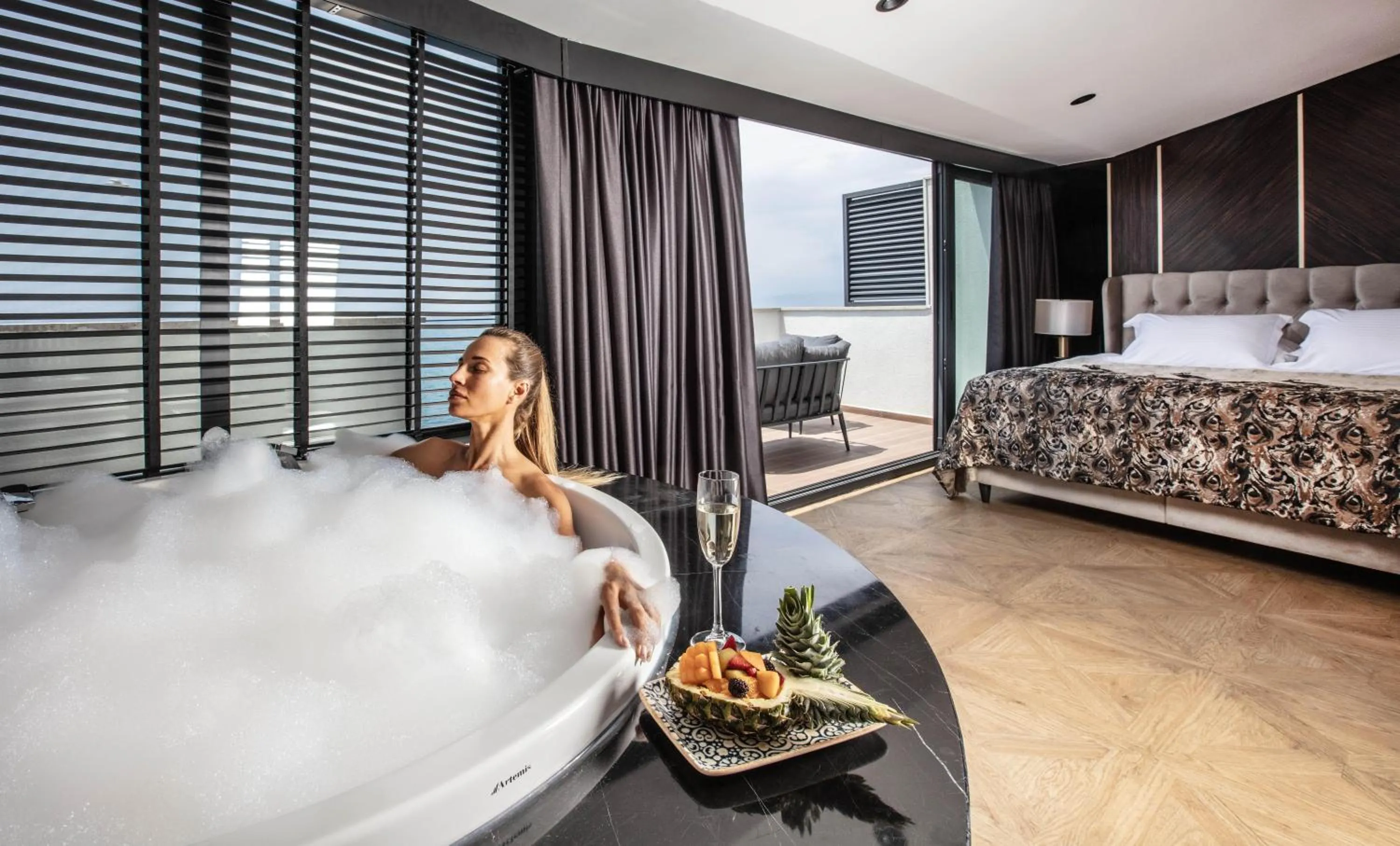 Photo of the whole room, Bed in Charisma De Luxe Hotel