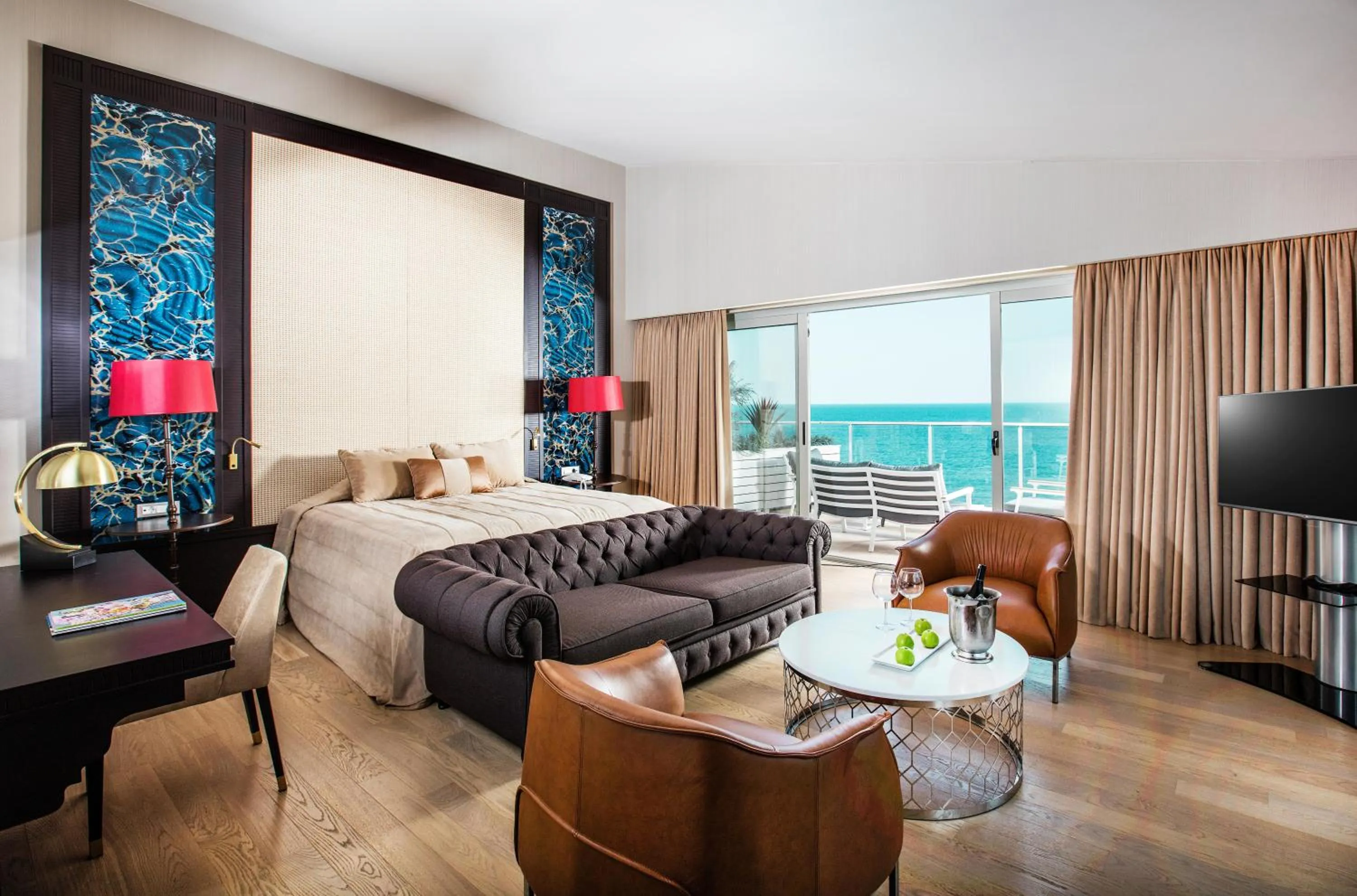 Photo of the whole room, Bed in Charisma De Luxe Hotel