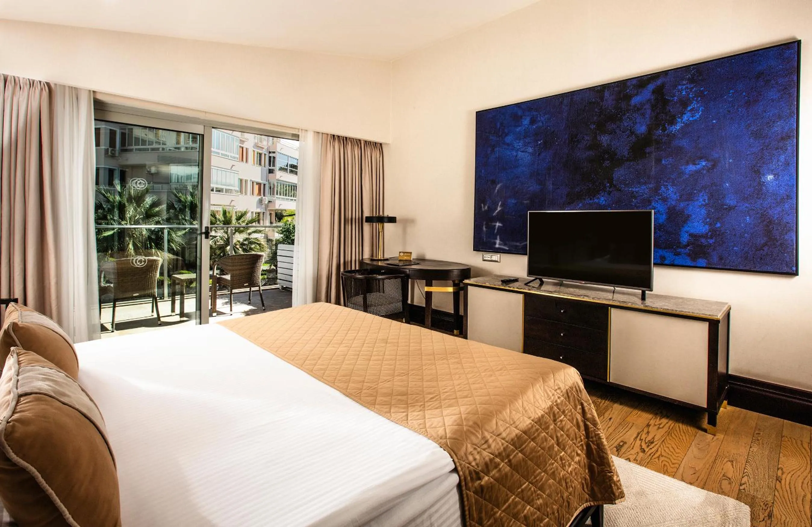 Bed in Charisma De Luxe Hotel