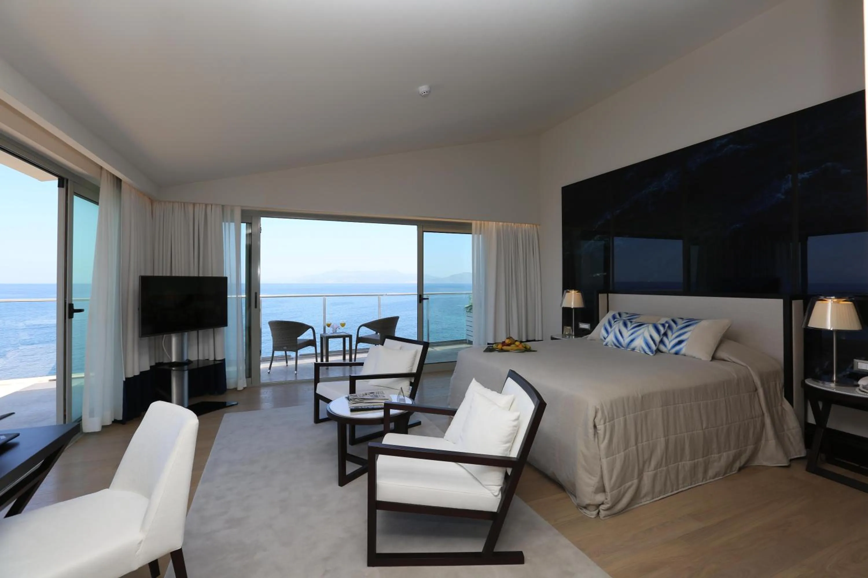 Photo of the whole room, Bed in Charisma De Luxe Hotel