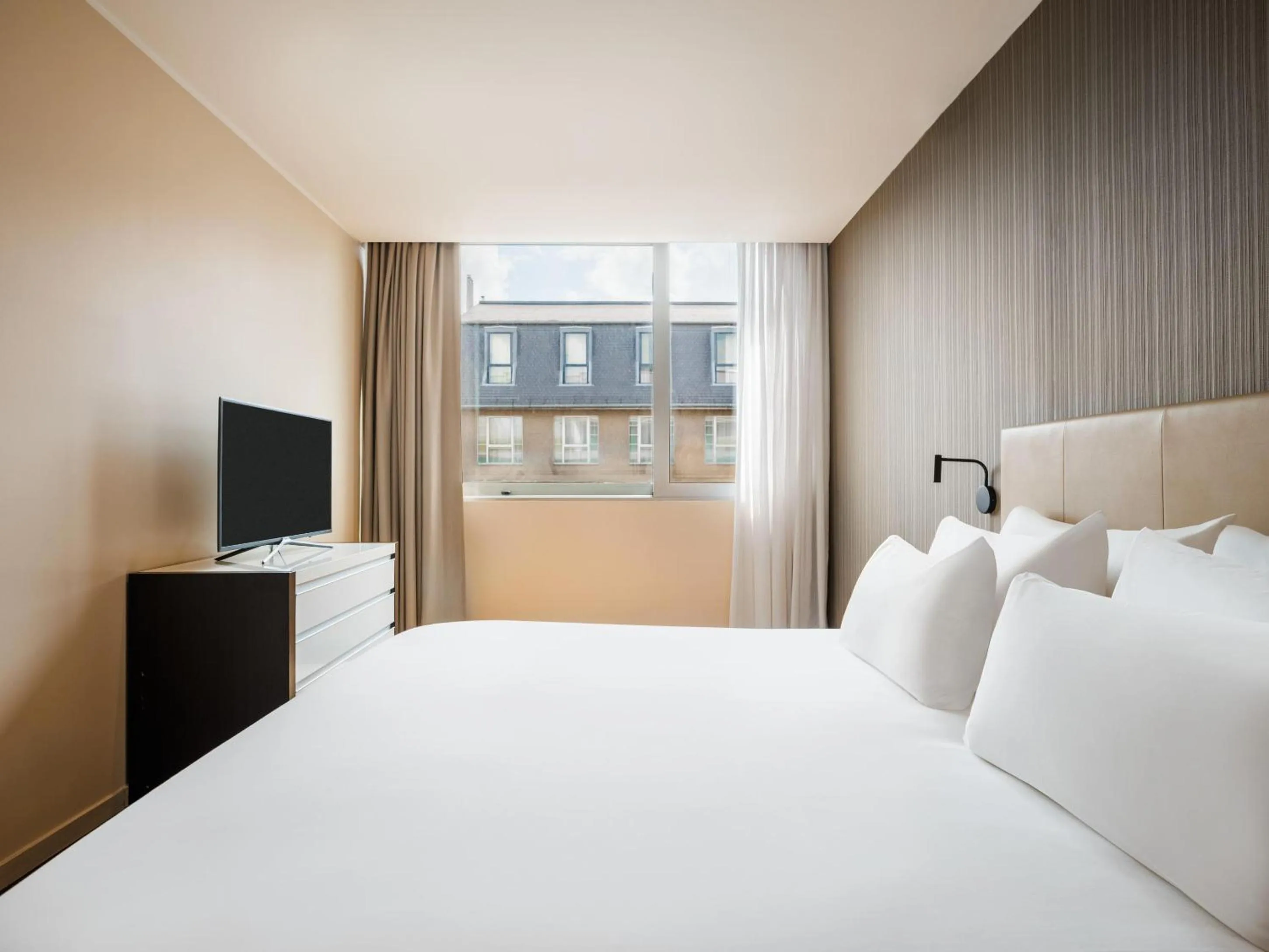 Photo of the whole room, Bed in NH Collection Budapest City Center