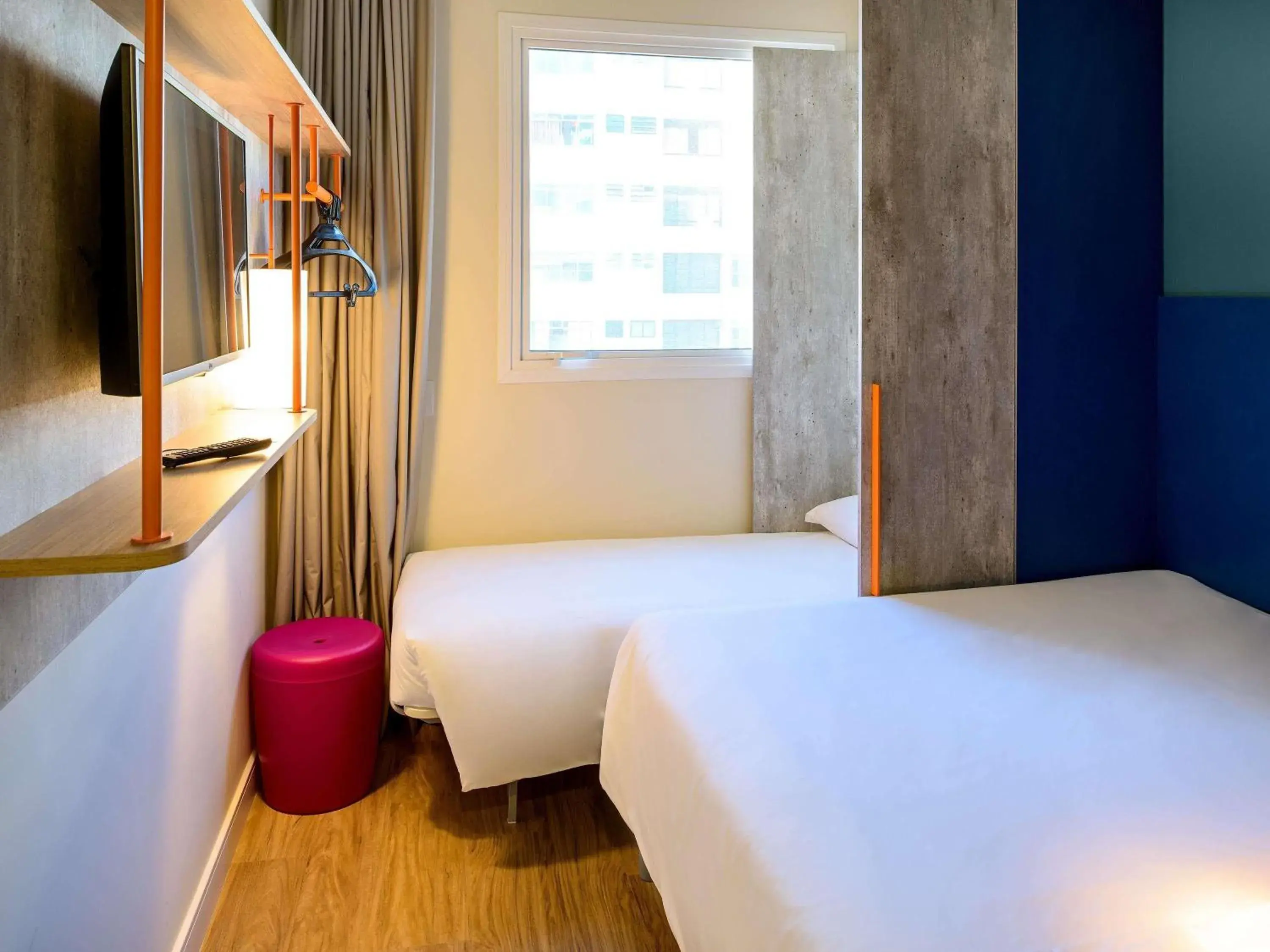 Apartment with a double bed and a built-in single bed. in ibis budget Santos Gonzaga Apartment with a double bed and a built-in single bed. in ibis budget Santos Gonzaga