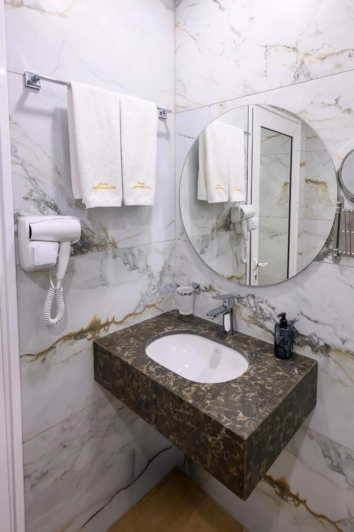 Shower in Hotel Montecito