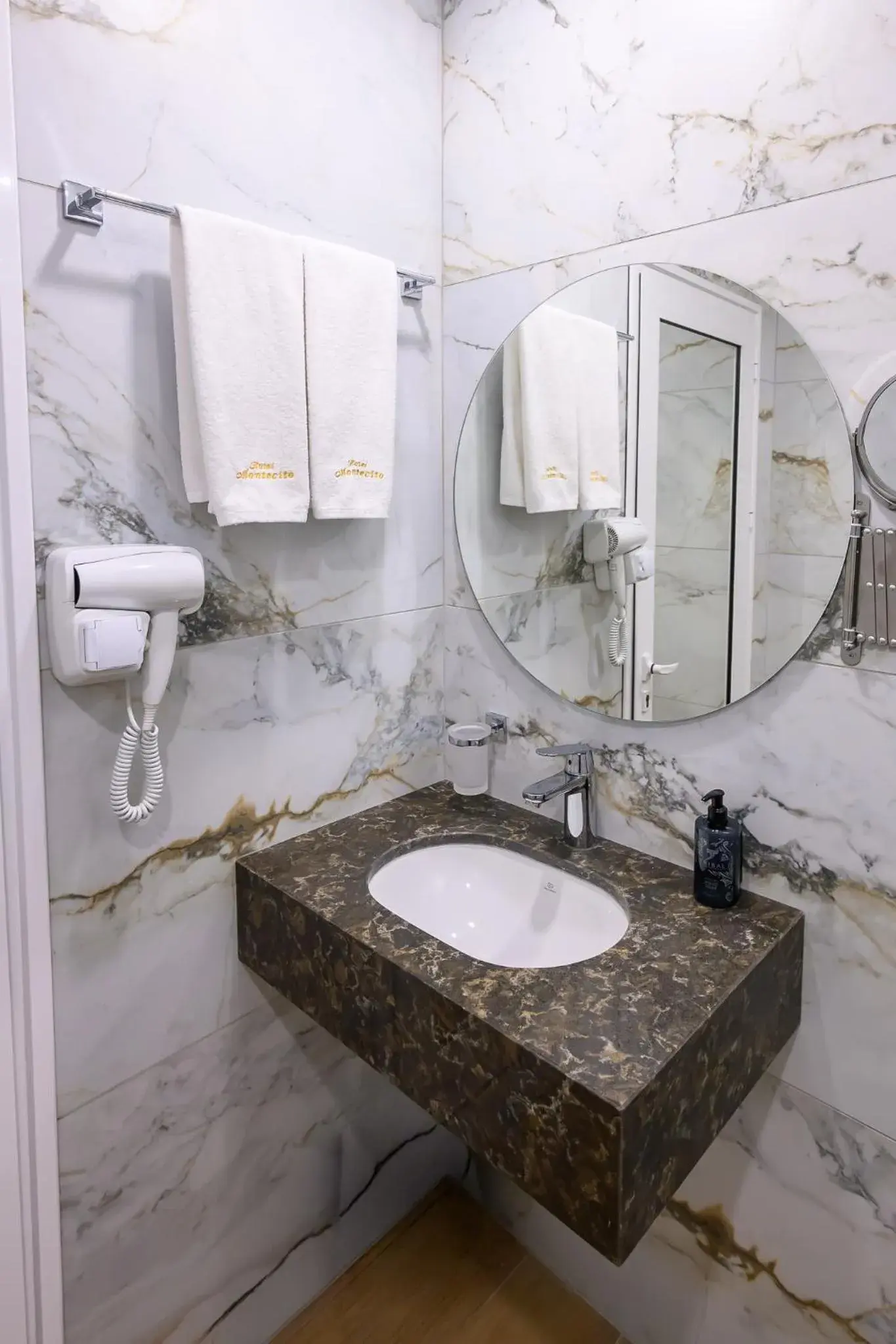 Shower in Hotel Montecito Shower in Hotel Montecito