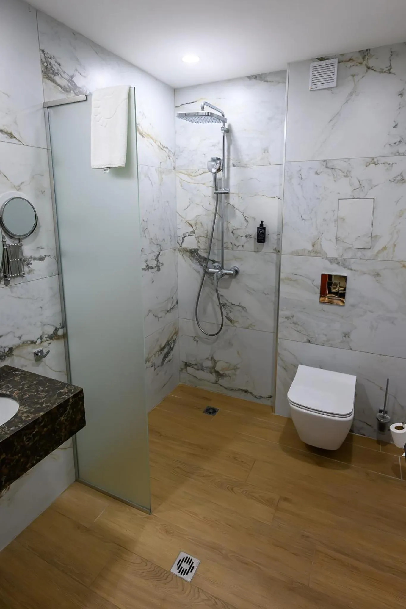 Shower in Hotel Montecito