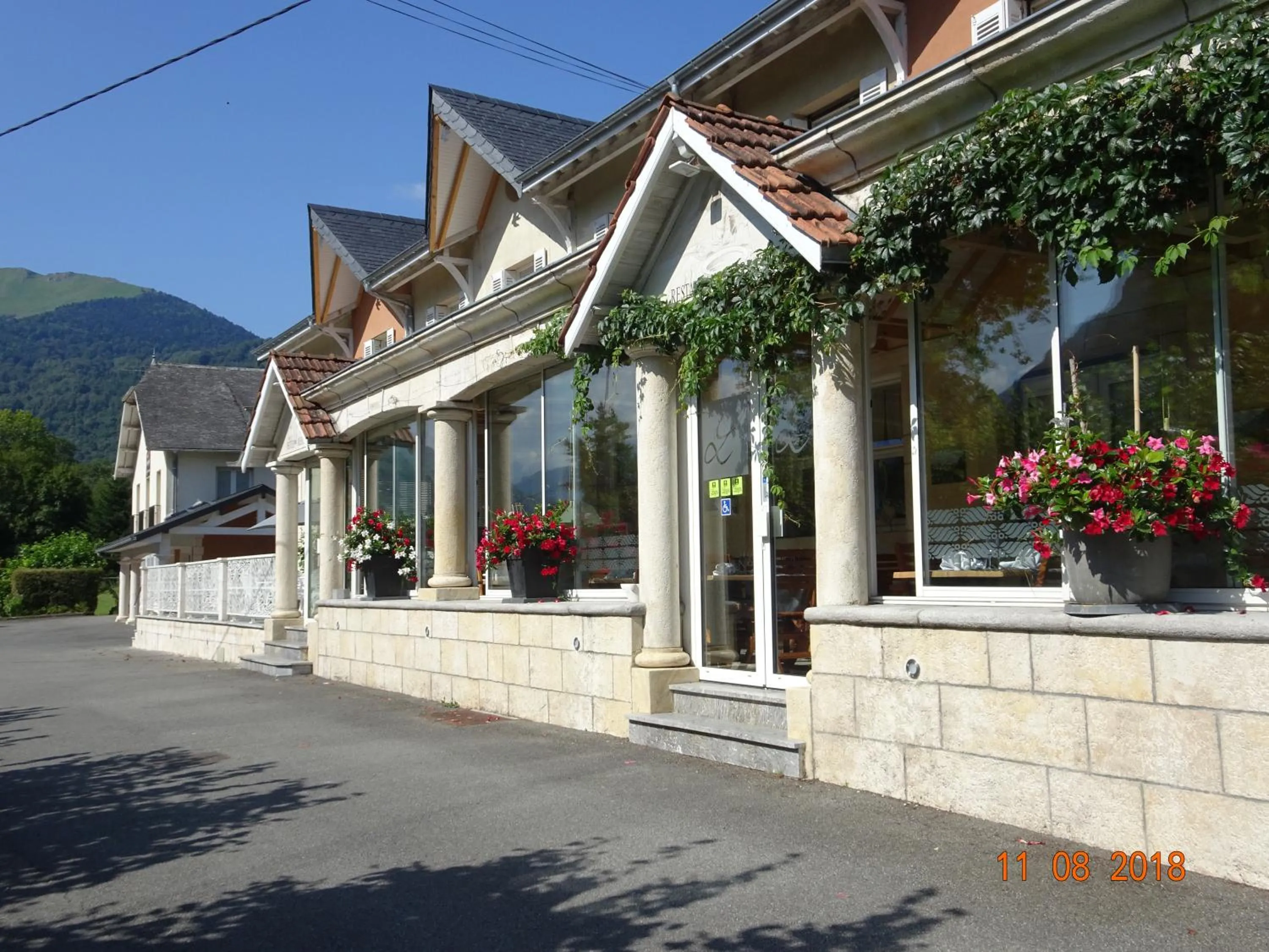 Patio in Logis Hôtel L'Ayguelade