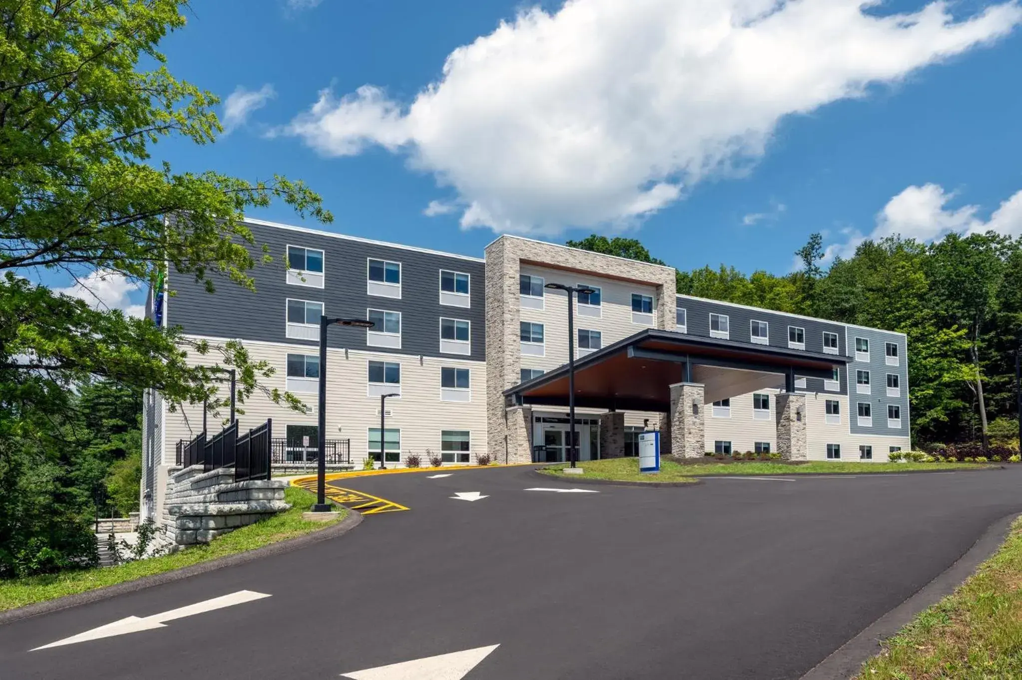 Property building in Holiday Inn Express & Suites Pittsfield-Lenox-Berkshires by IHG Property building in Holiday Inn Express & Suites Pittsfield-Lenox-Berkshires by IHG