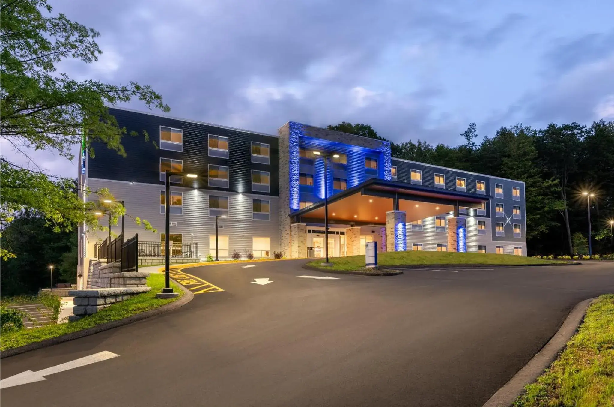 Property building in Holiday Inn Express & Suites Pittsfield-Lenox-Berkshires by IHG Property building in Holiday Inn Express & Suites Pittsfield-Lenox-Berkshires by IHG