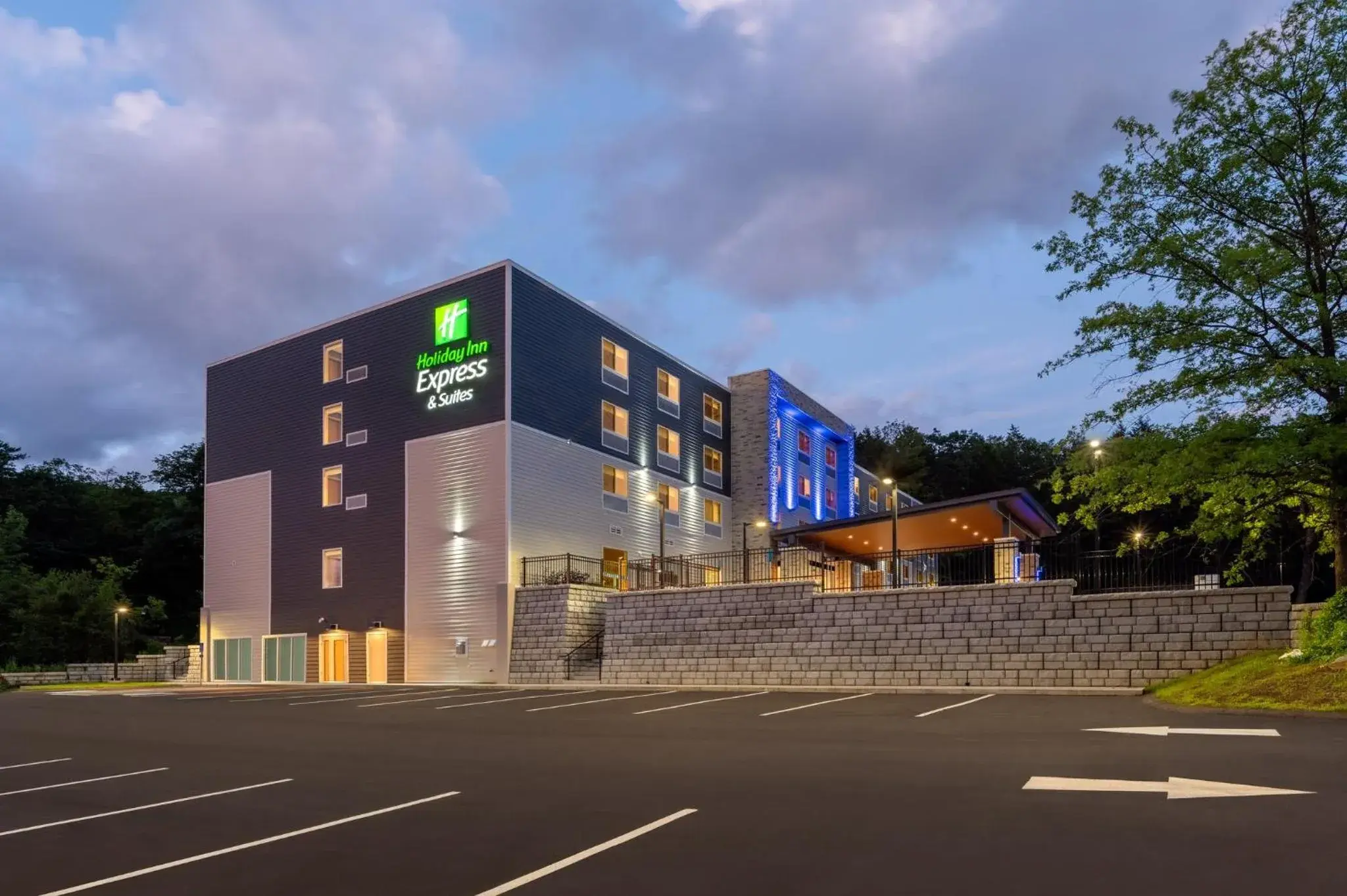 Property building in Holiday Inn Express & Suites Pittsfield-Lenox-Berkshires by IHG Property building in Holiday Inn Express & Suites Pittsfield-Lenox-Berkshires by IHG