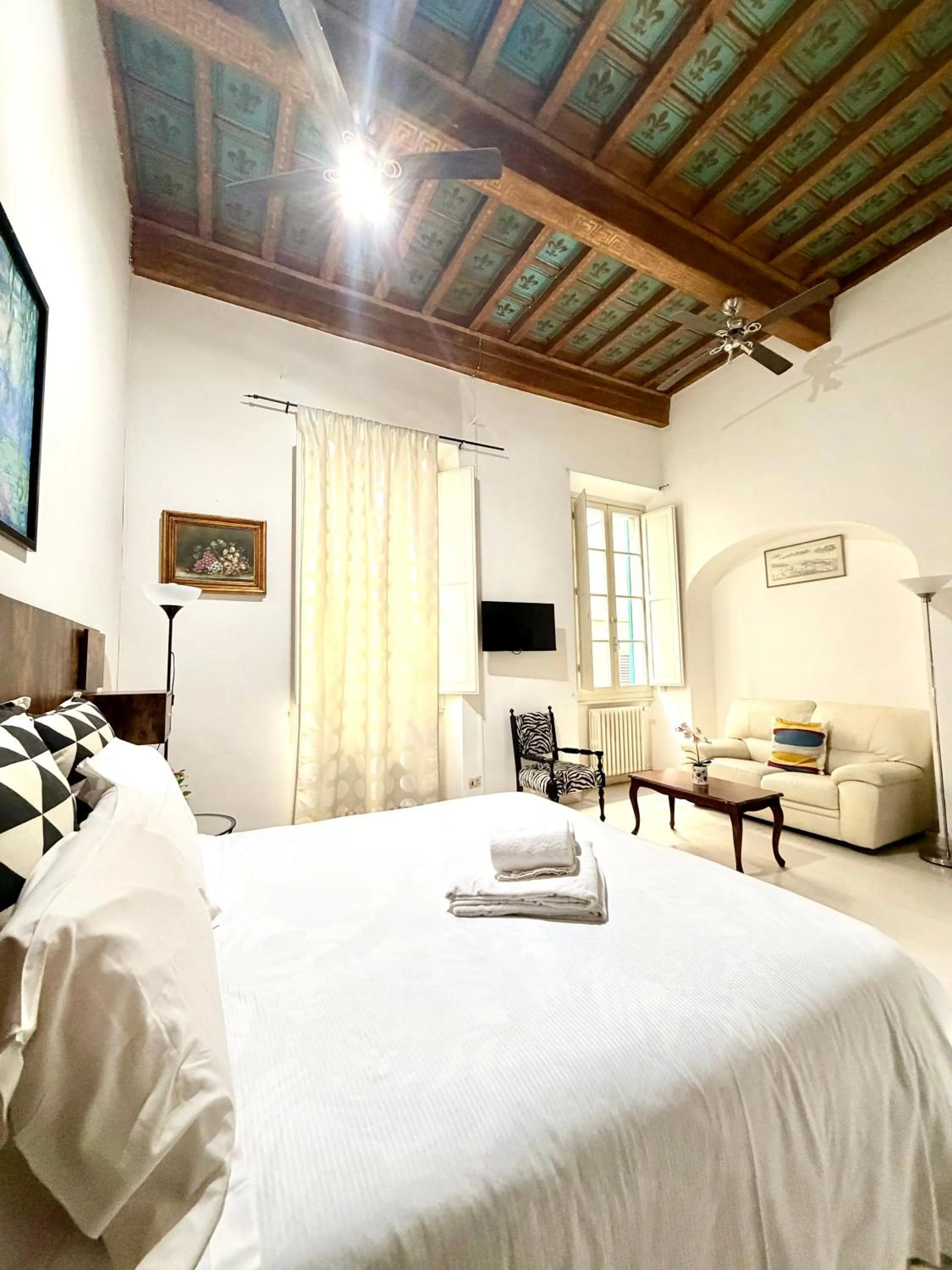 Photo of the whole room, Bed in Gattopardo Rooms Florence