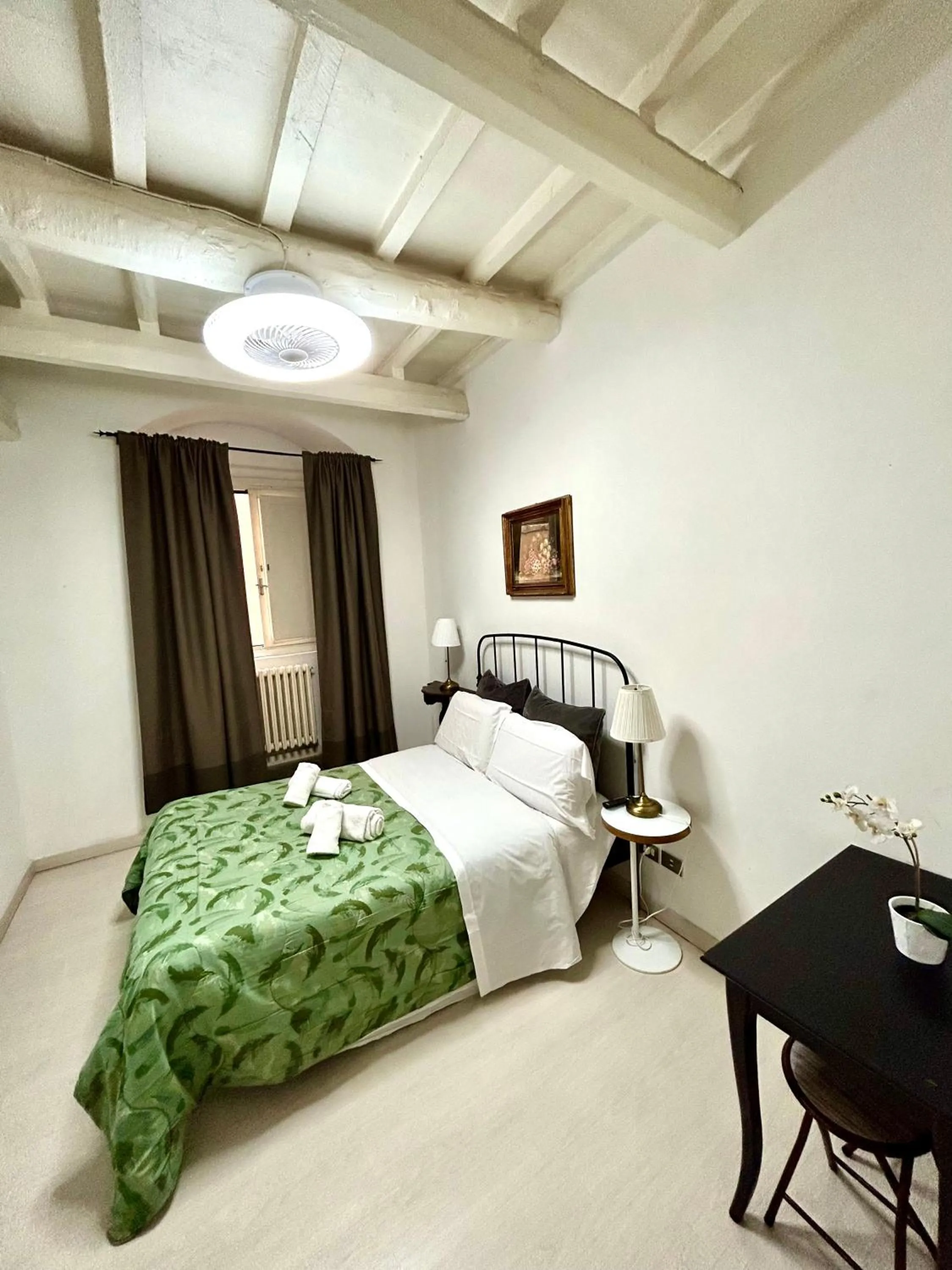 Photo of the whole room, Bed in Gattopardo Rooms Florence