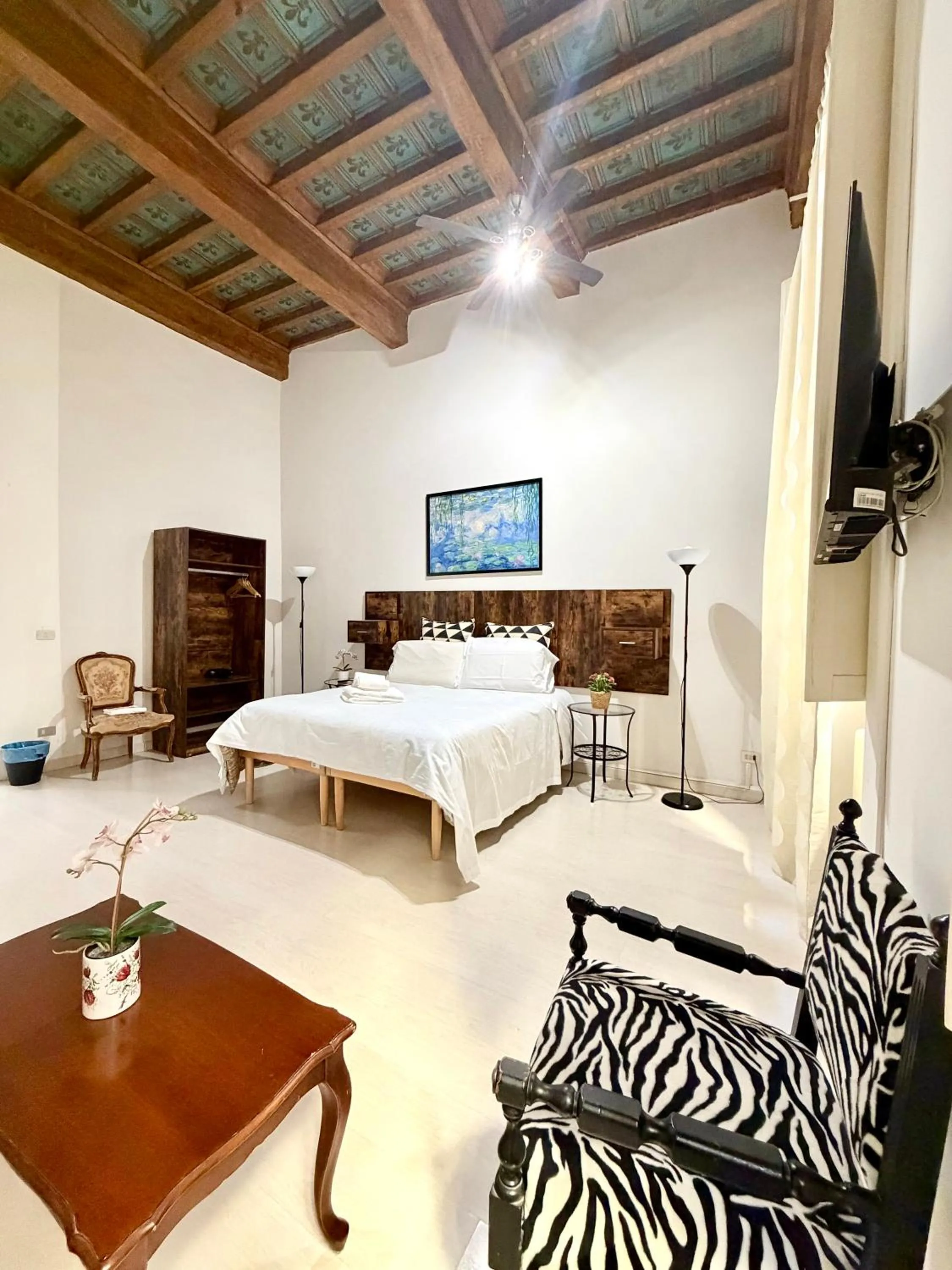 Photo of the whole room, Bed in Gattopardo Rooms Florence