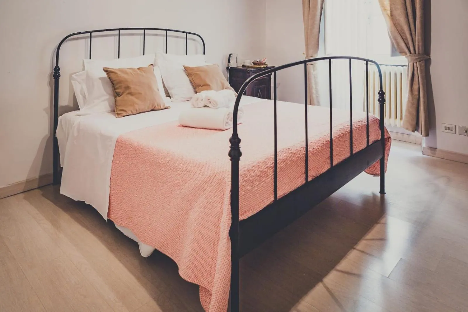 Photo of the whole room, Bed in Gattopardo Rooms Florence