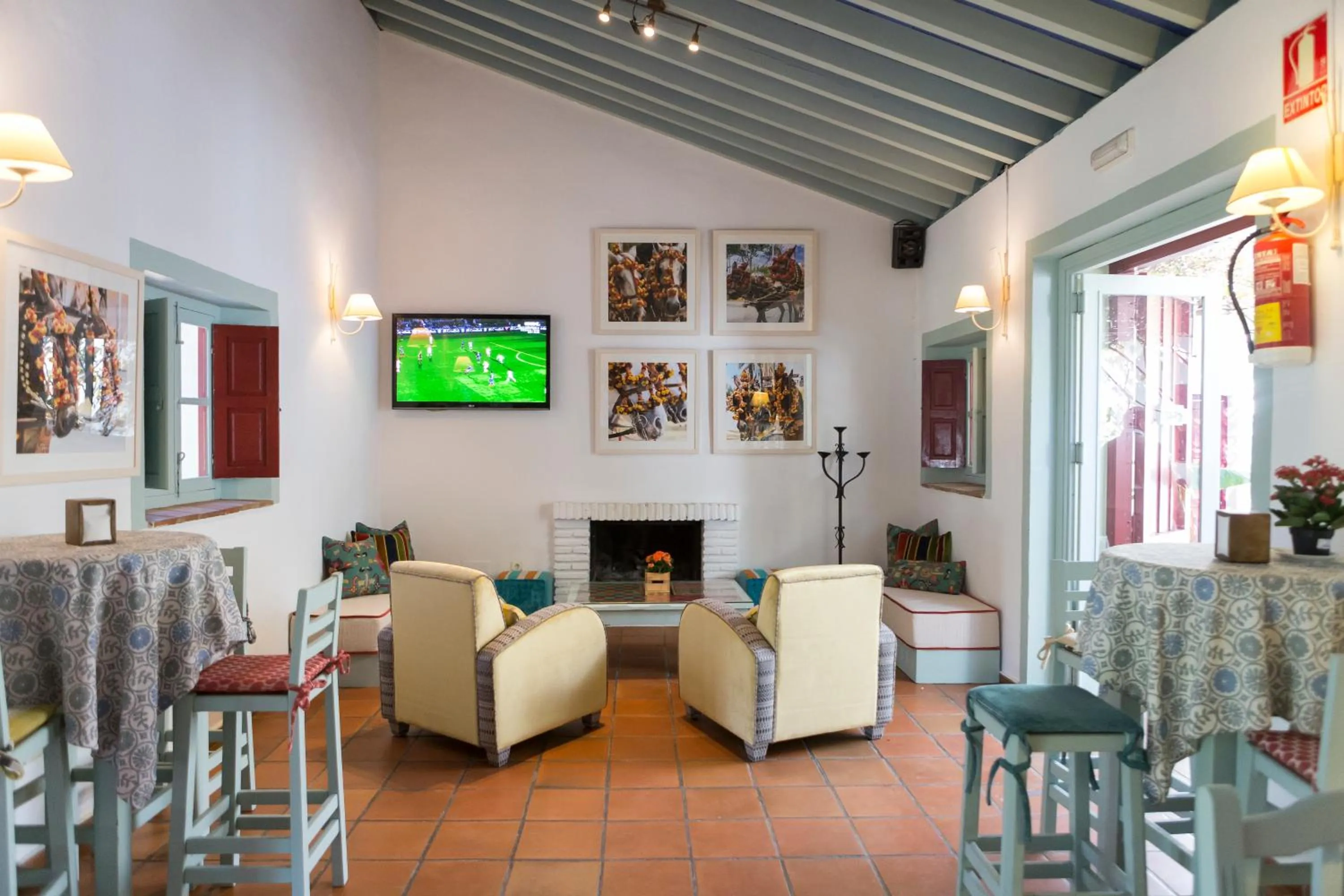 Lounge or bar in Hotel Cortijo del Arte - Caminito del Rey