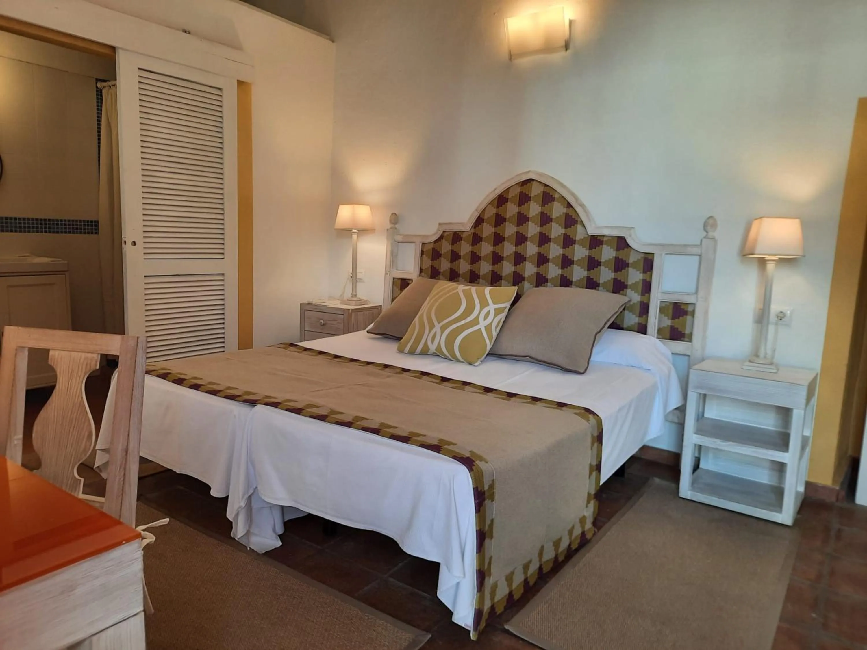 Bedroom, Bed in Hotel Cortijo del Arte - Caminito del Rey