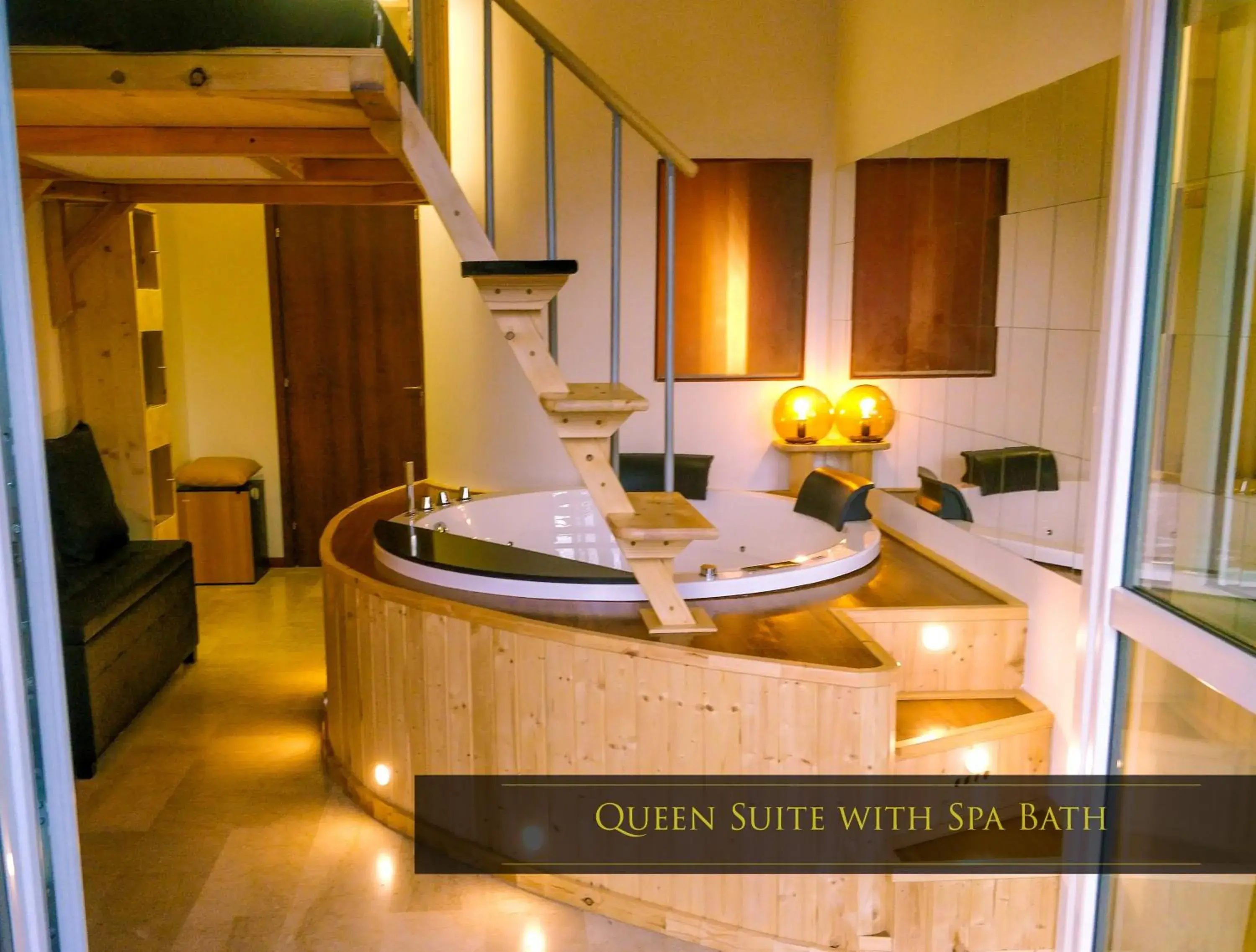 Queen Suite with Spa Bath in 4Roomz Queen Suite with Spa Bath in 4Roomz