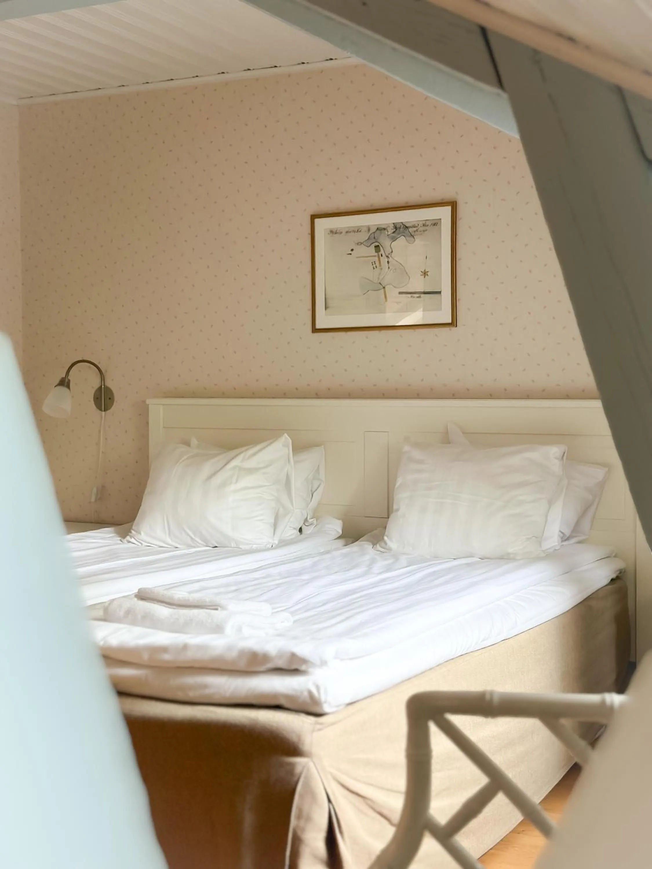 Photo of the whole room, Bed in Mustion Linna / Svartå Manor