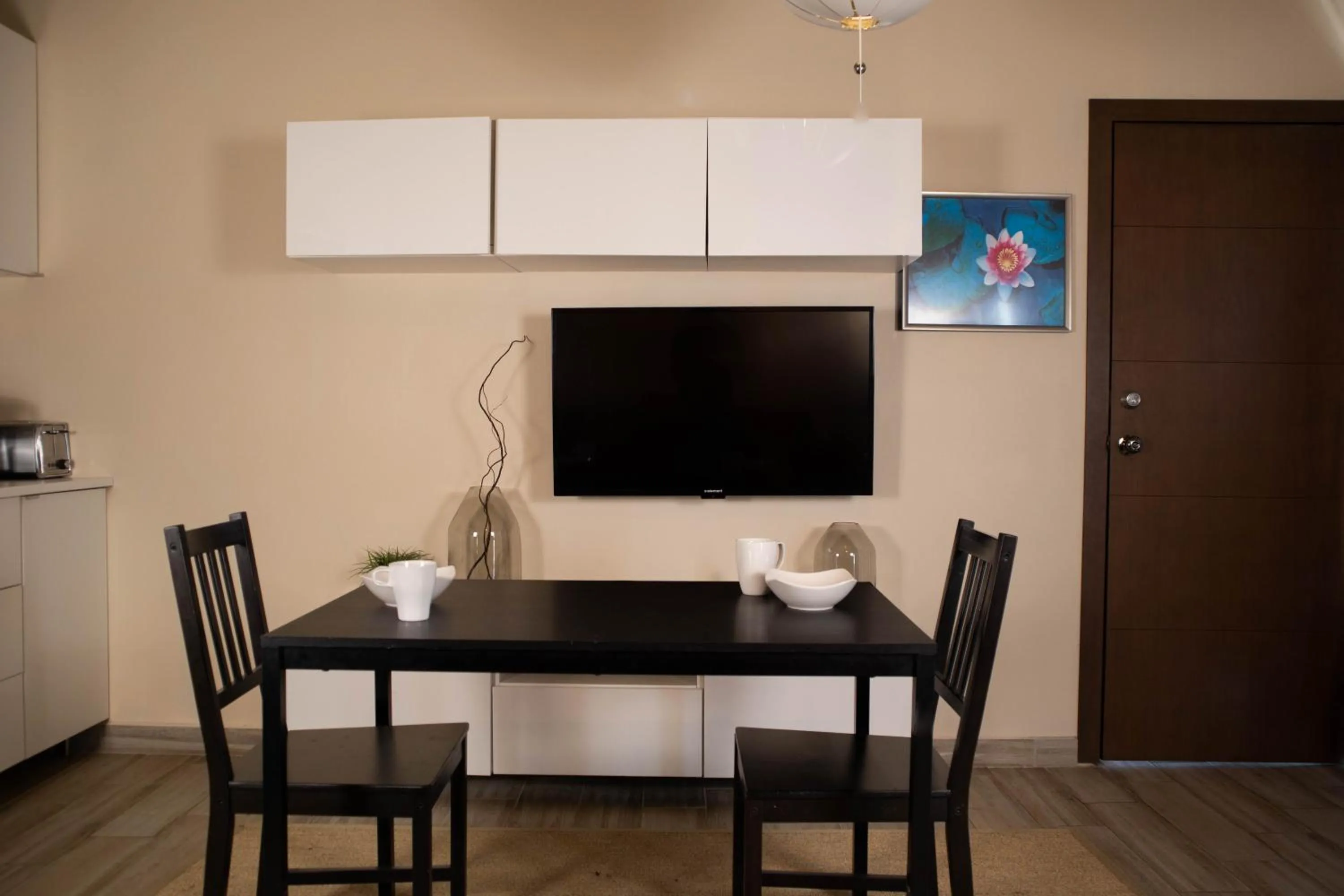 California Comfort & Suites