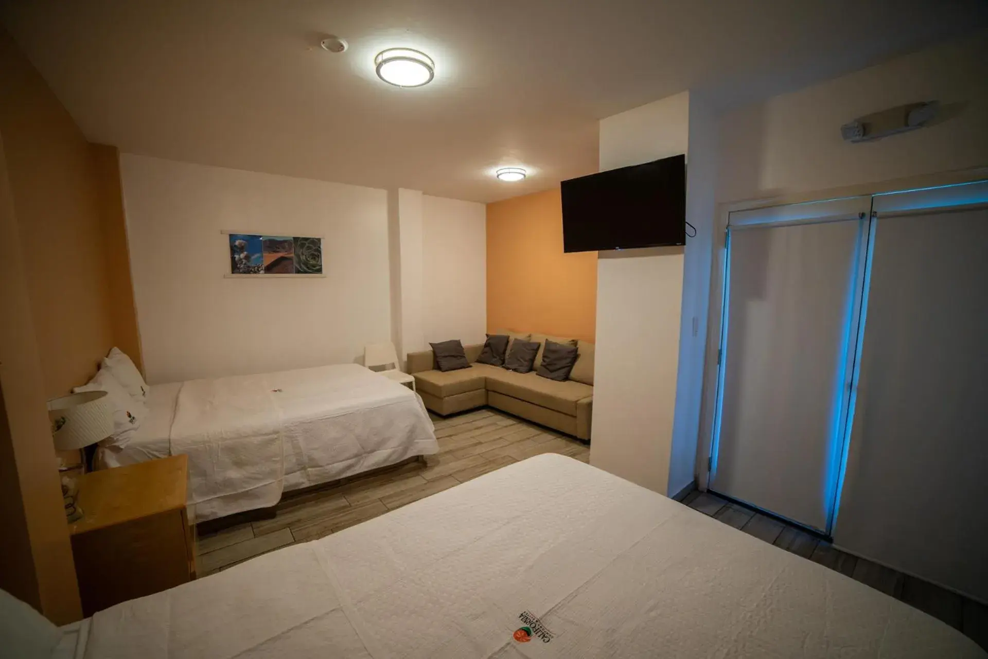 Deluxe Queen Room with Two Queen Beds in California Comfort & Suites Deluxe Queen Room with Two Queen Beds in California Comfort & Suites