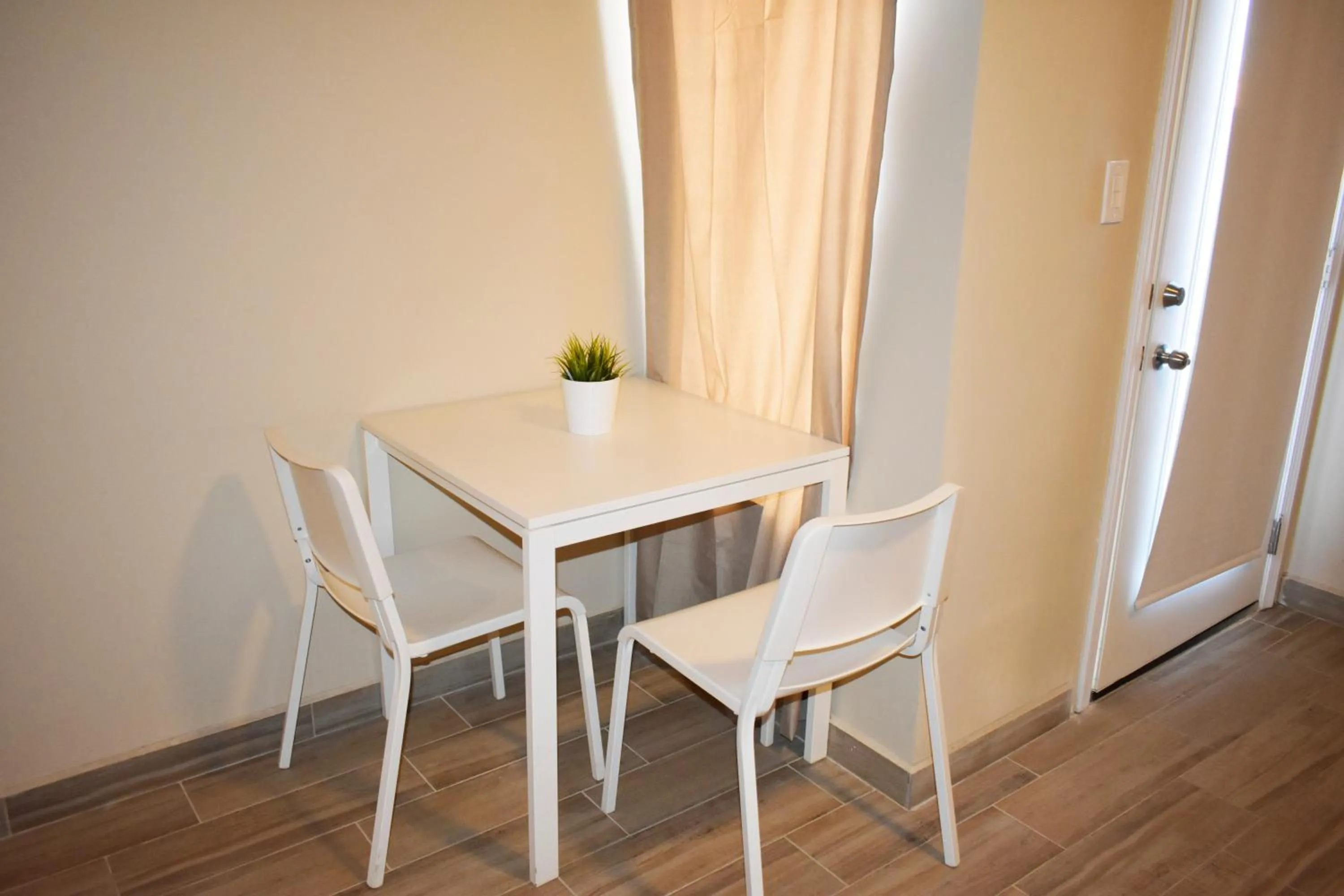 California Comfort & Suites