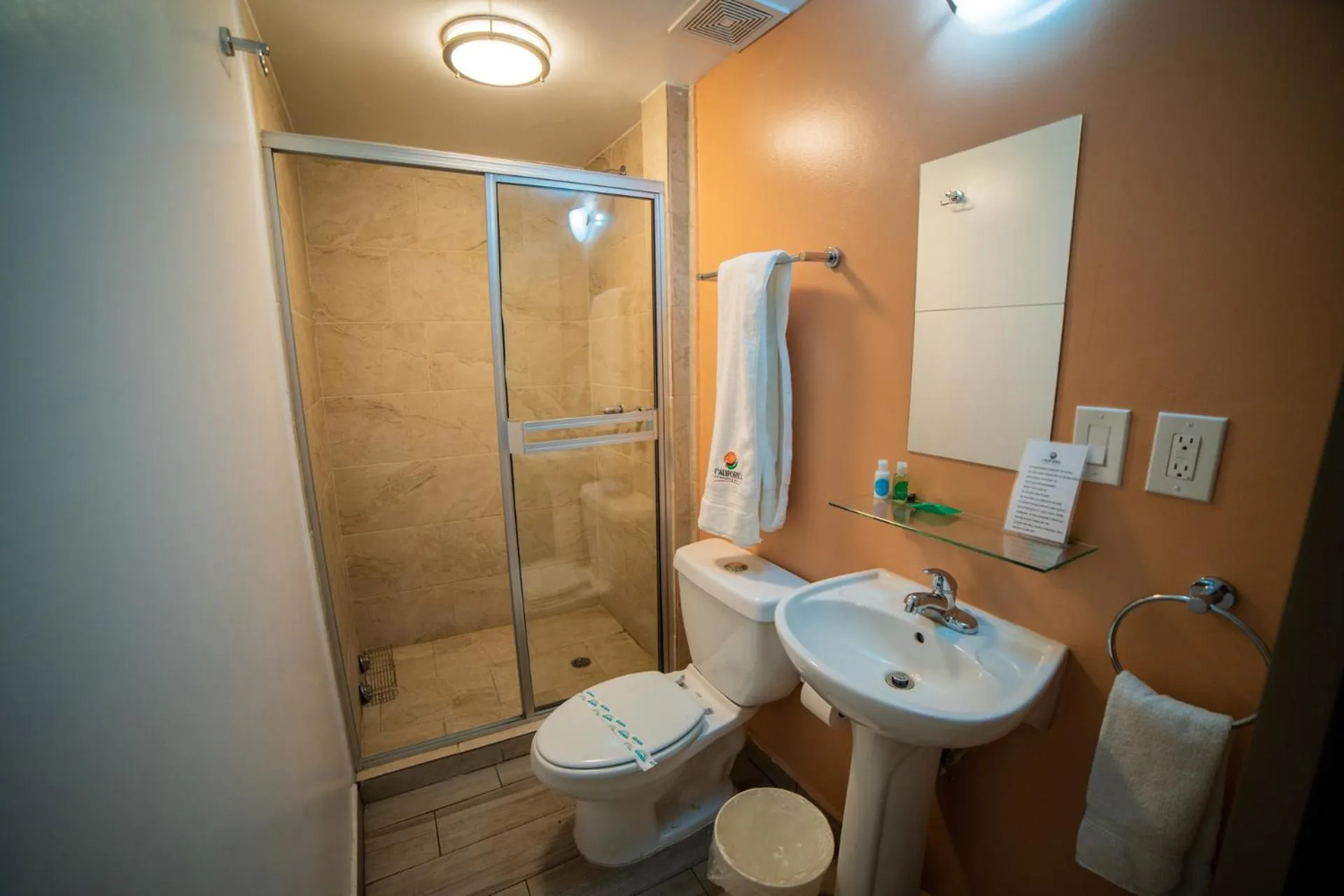 Bathroom in California Comfort & Suites