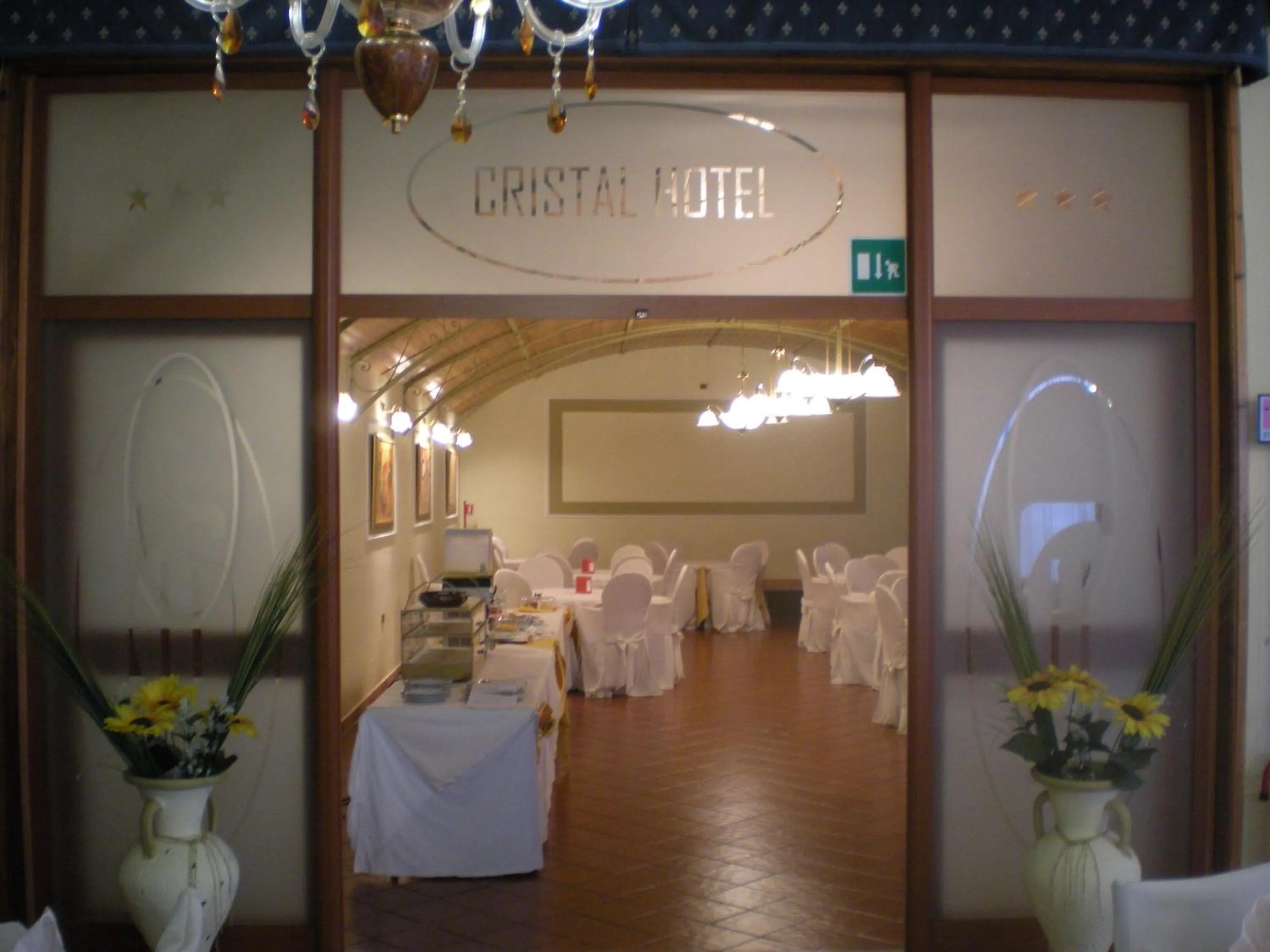Restaurant/places to eat in Cristal Hotel